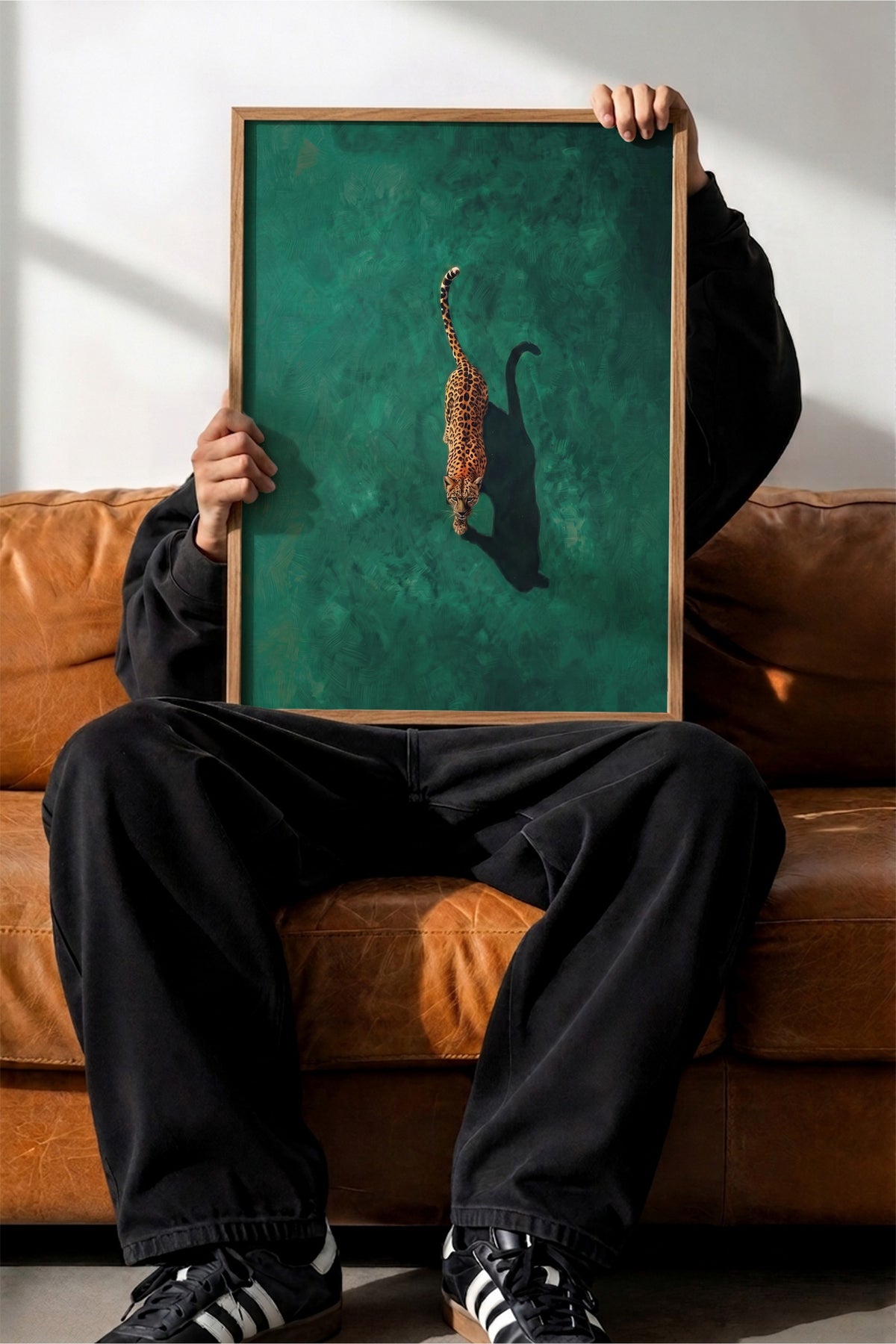 Yeşil Zeminde Yürüyen Leopar Poster – Ahşap Çerçeveli Tablo