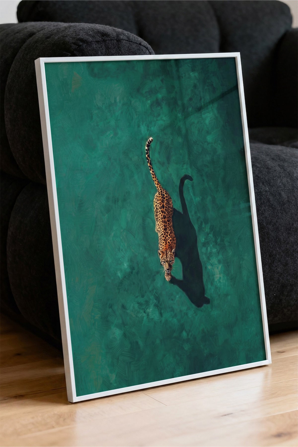 Yeşil Zeminde Yürüyen Leopar Poster – Beyaz Çerçeveli Tablo