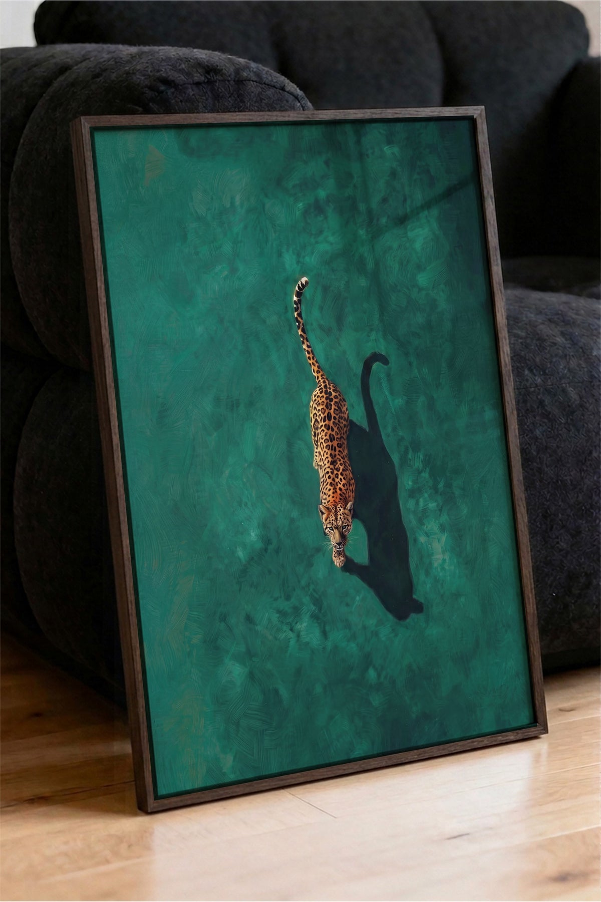 Yeşil Zeminde Yürüyen Leopar Poster – Kahverengi Çerçeveli Tablo