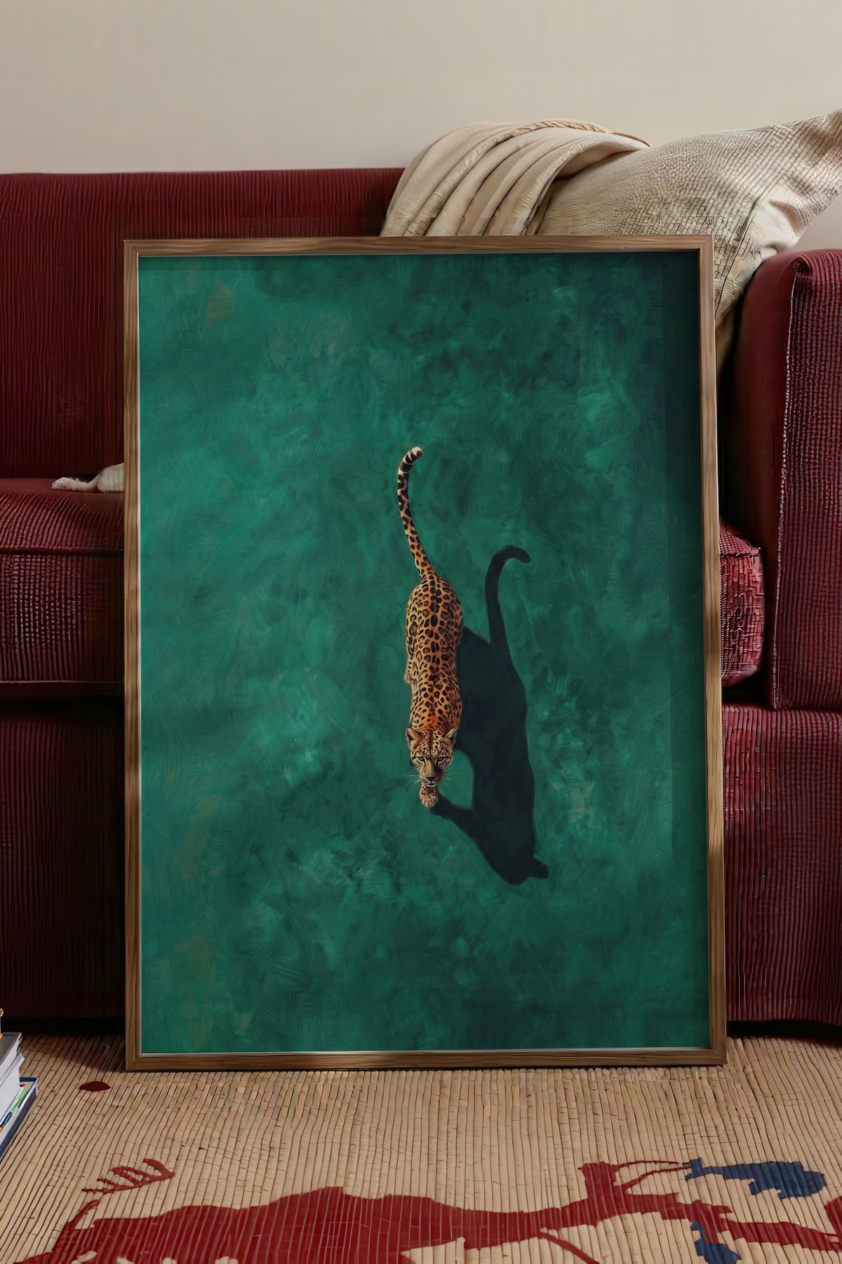 Yeşil Zeminde Yürüyen Leopar Poster – Kahverengi Çerçeveli Tablo