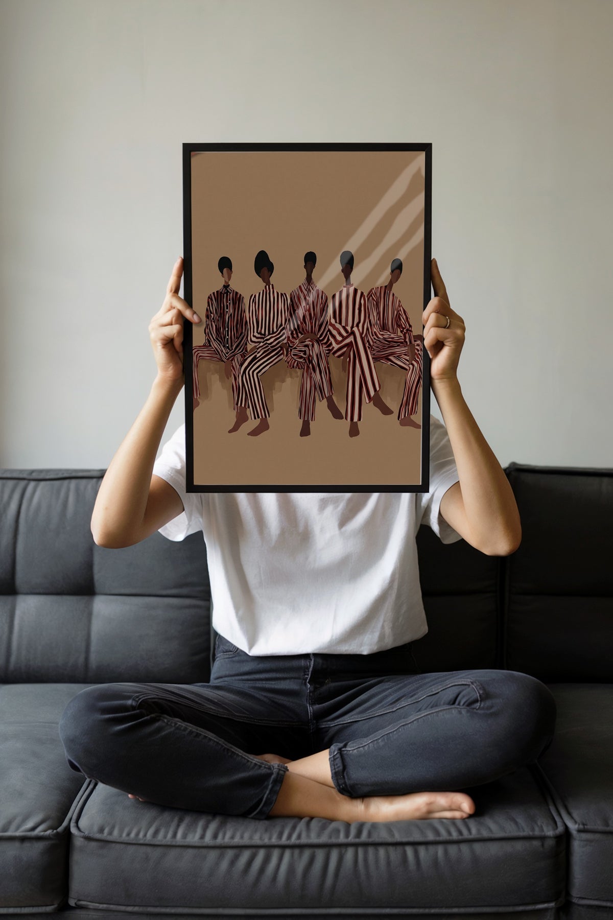 Çizgili Desenli Beş Figür Kompozisyonu Poster – Siyah Çerçeveli Tablo