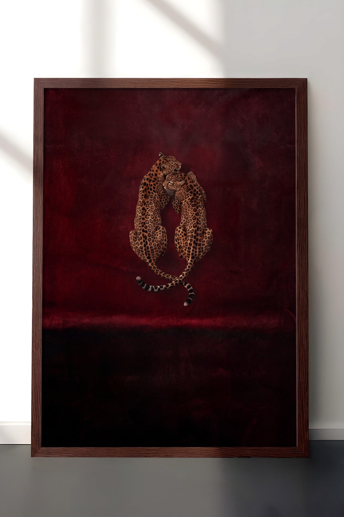 Kırmızı Kadifede Sarılan Leoparlar Poster – Kahverengi Çerçeveli Tablo