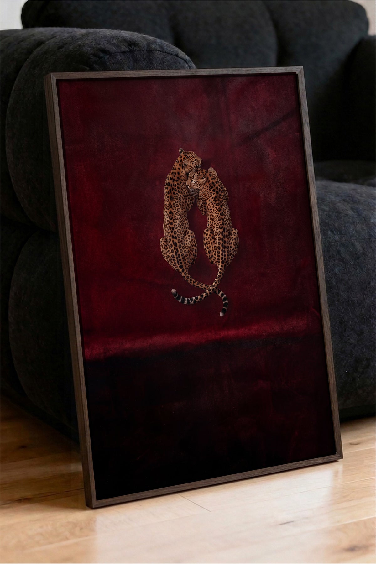 Kırmızı Kadifede Sarılan Leoparlar Poster – Kahverengi Çerçeveli Tablo