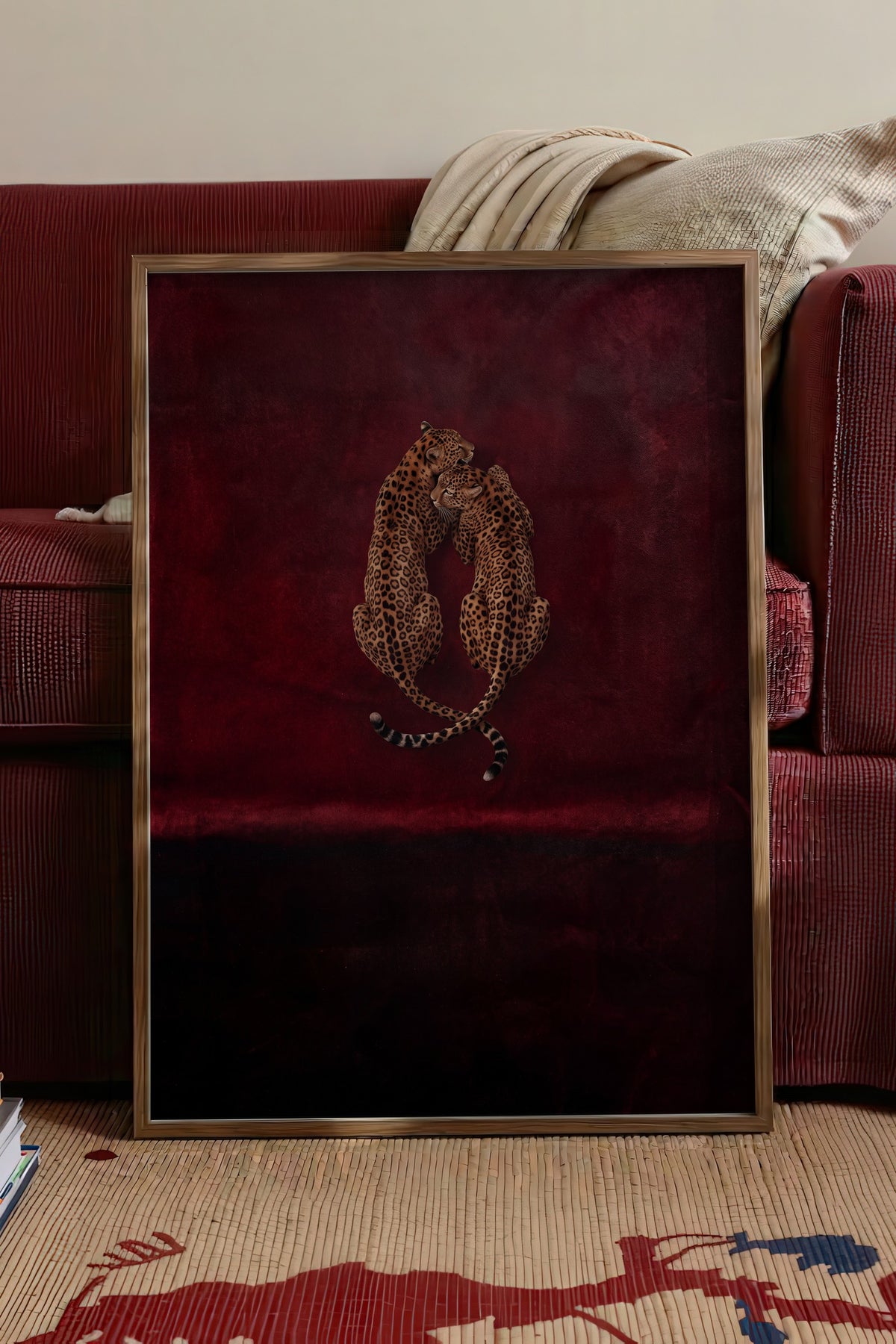 Kırmızı Kadifede Sarılan Leoparlar Poster – Kahverengi Çerçeveli Tablo