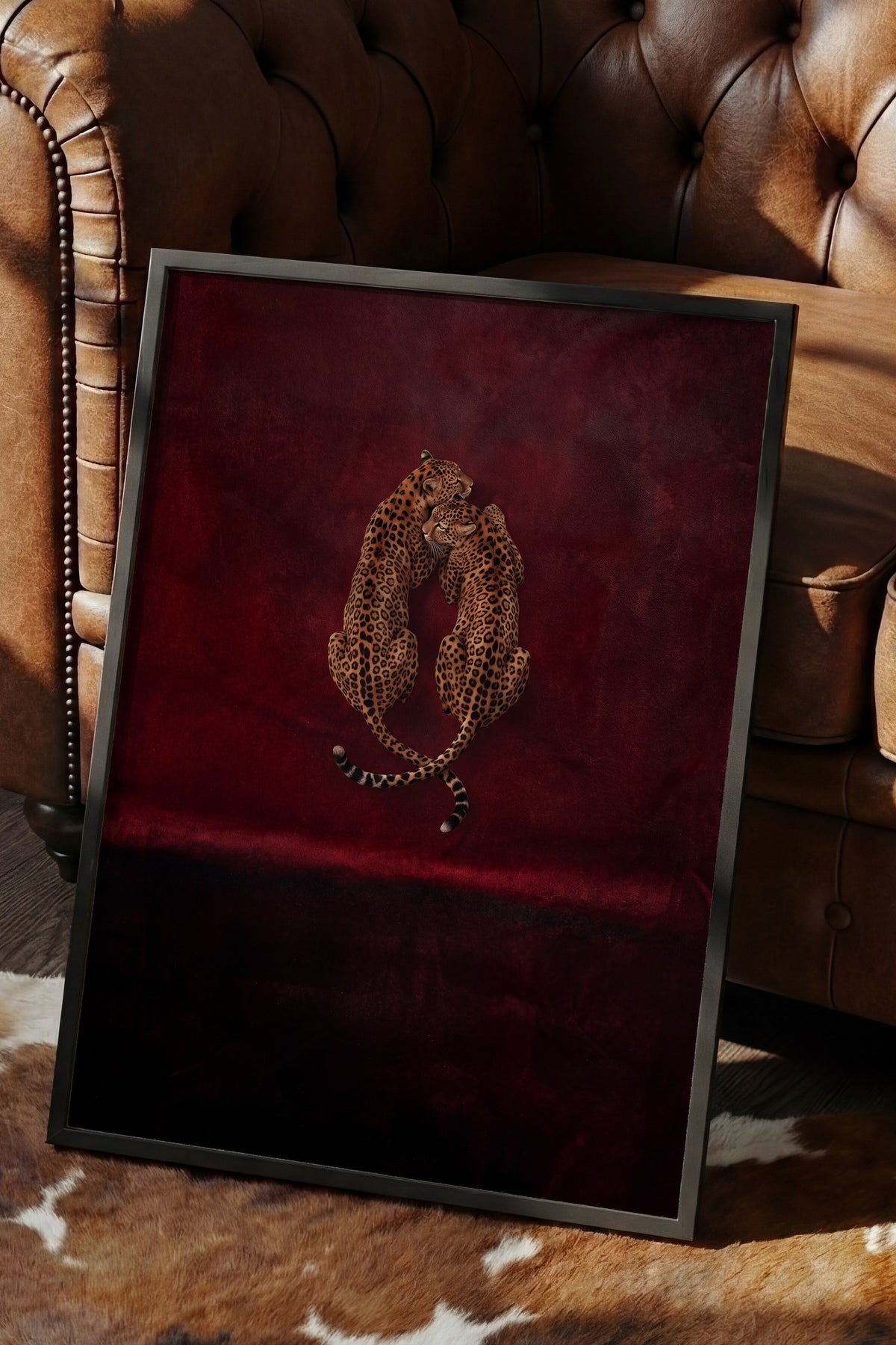 Kırmızı Kadifede Sarılan Leoparlar Poster – Siyah Çerçeveli Tablo