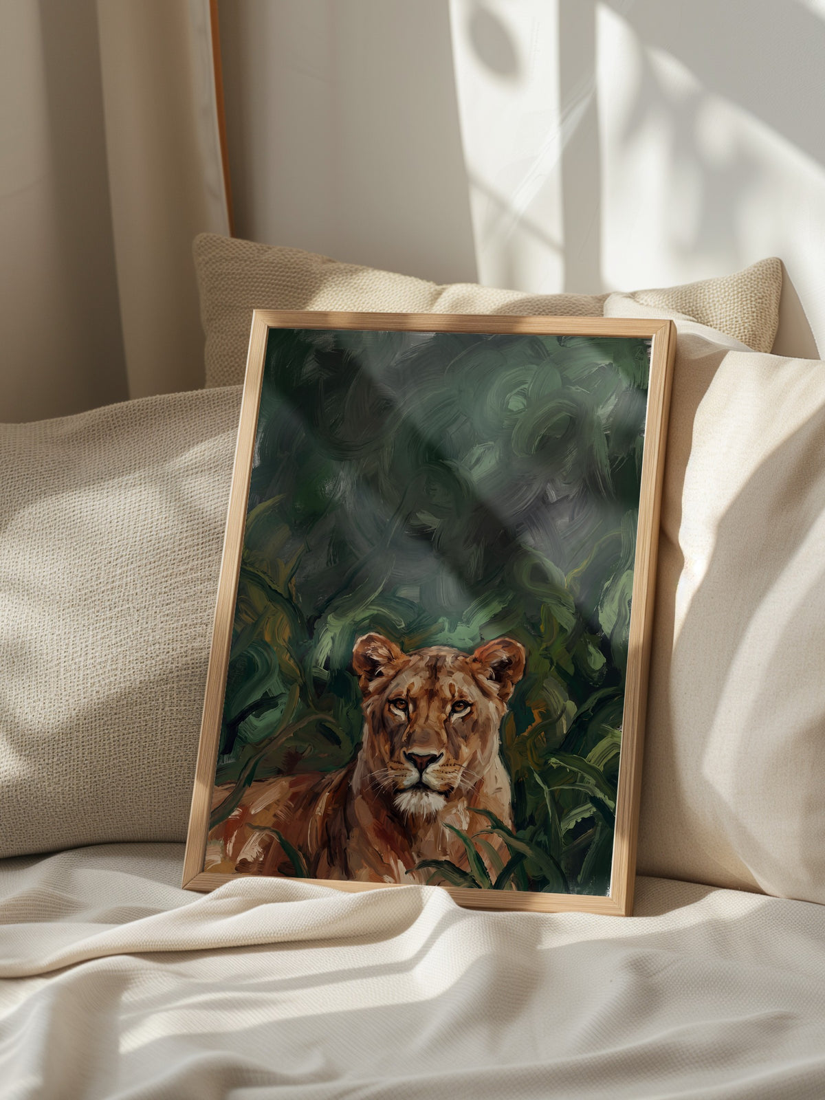 Yeşilliklerin İçinde Dişi Aslan Poster – Ahşap Çerçeveli Tablo