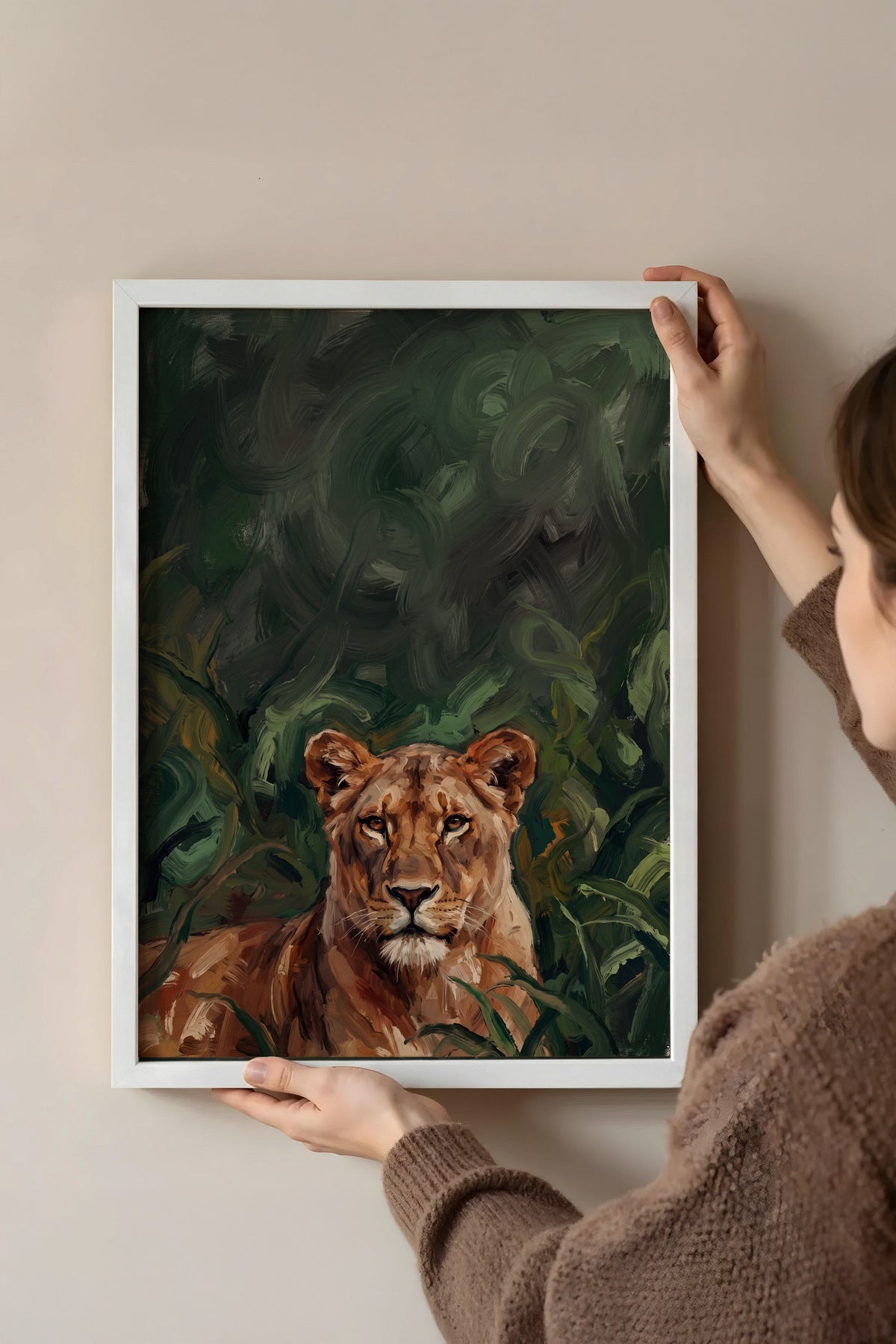 Yeşilliklerin İçinde Dişi Aslan Poster – Beyaz Çerçeveli Tablo