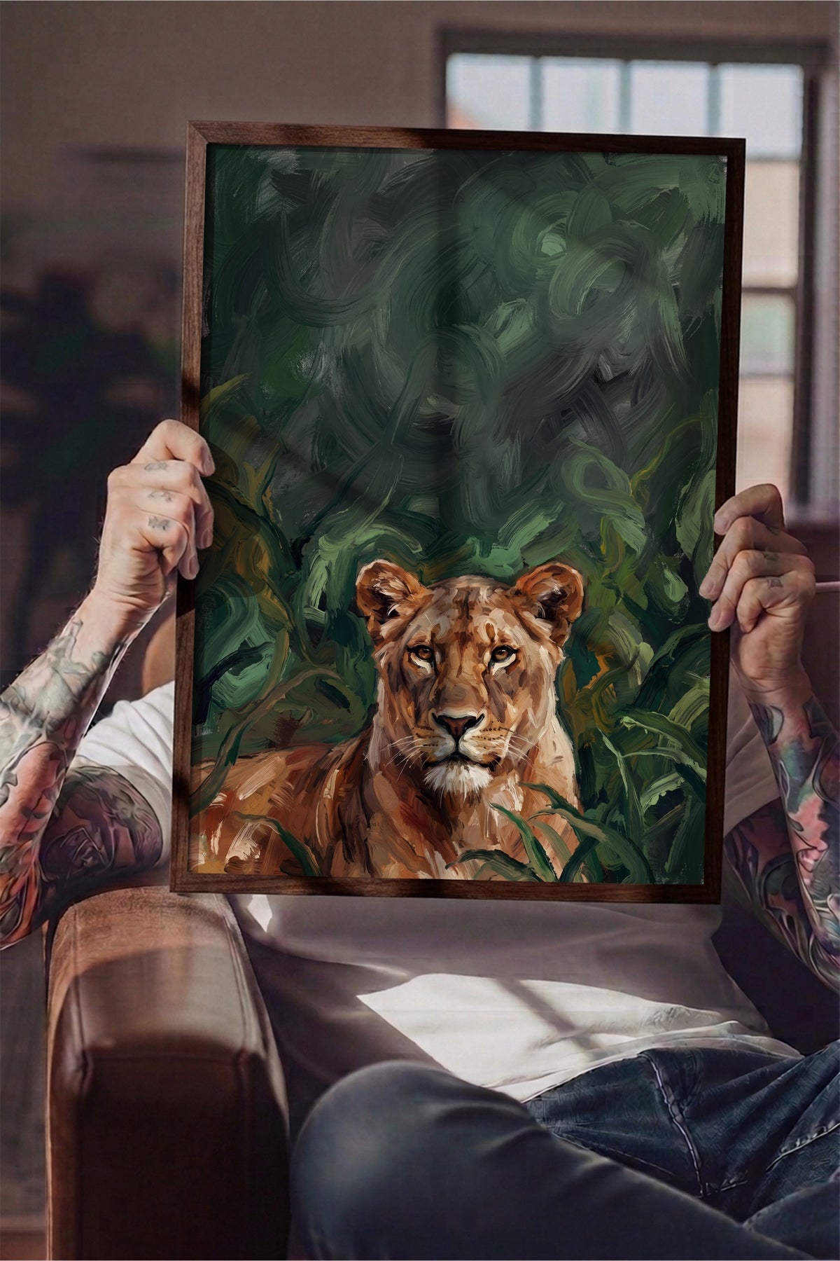 Yeşilliklerin İçinde Dişi Aslan Poster – Kahverengi Çerçeveli Tablo