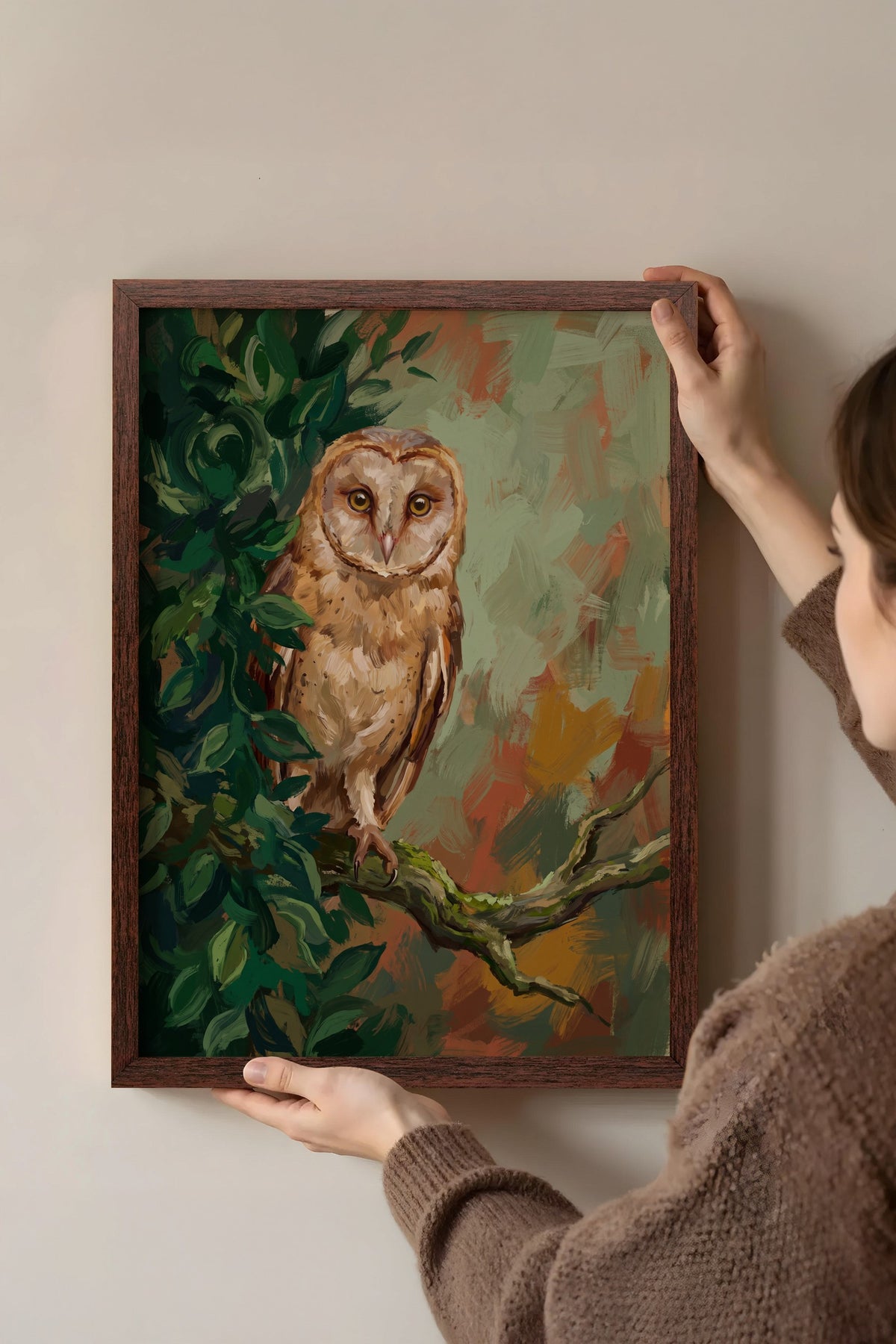 Yeşil Yapraklar Arasında Baykuş Poster – Kahverengi Çerçeveli Tablo