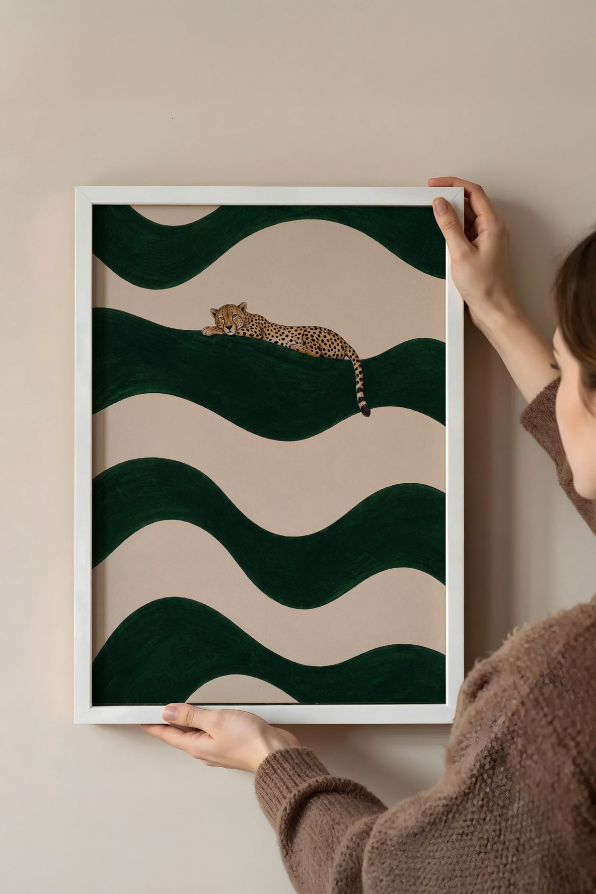 Yeşil Dalgalar Üzerinde Uzanan Çita Poster – Beyaz Çerçeveli Tablo