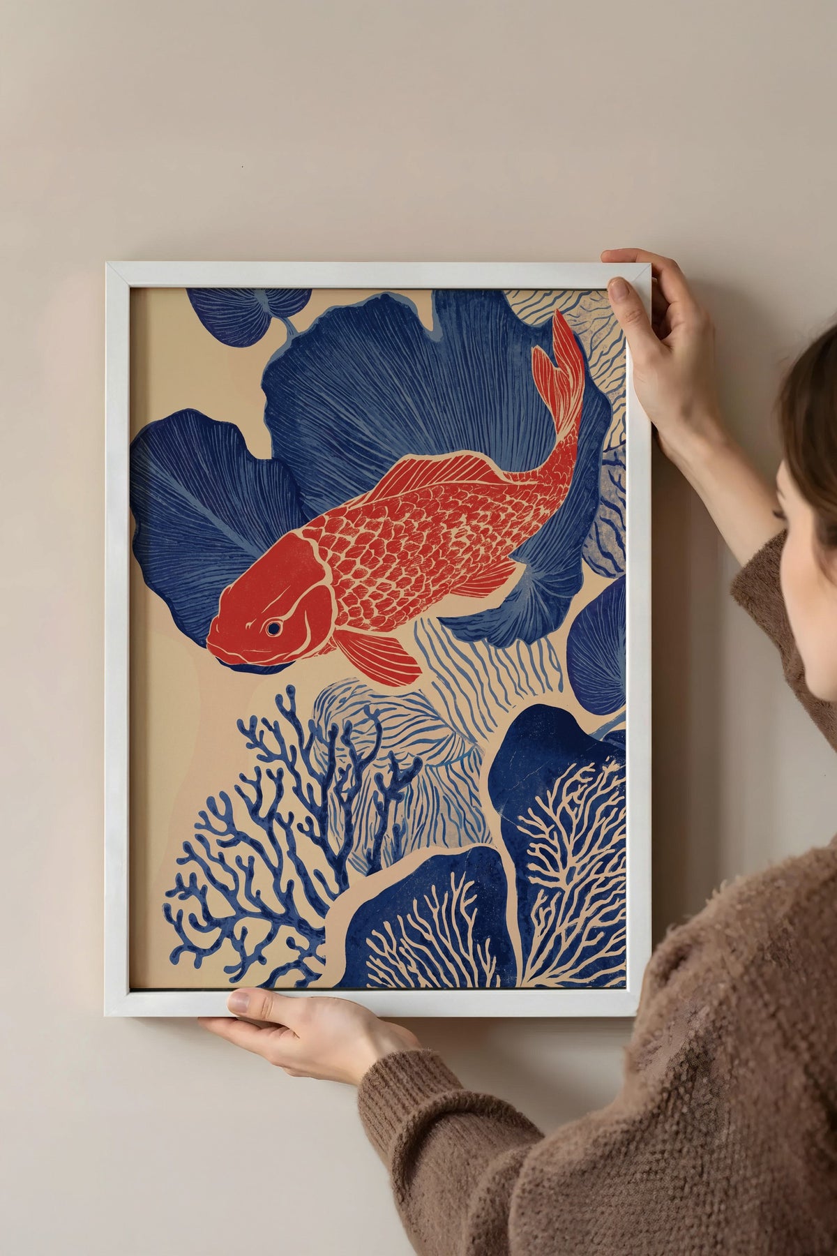 Mercan Resifinde Kırmızı Japon Balığı Poster – Beyaz Çerçeveli Tablo