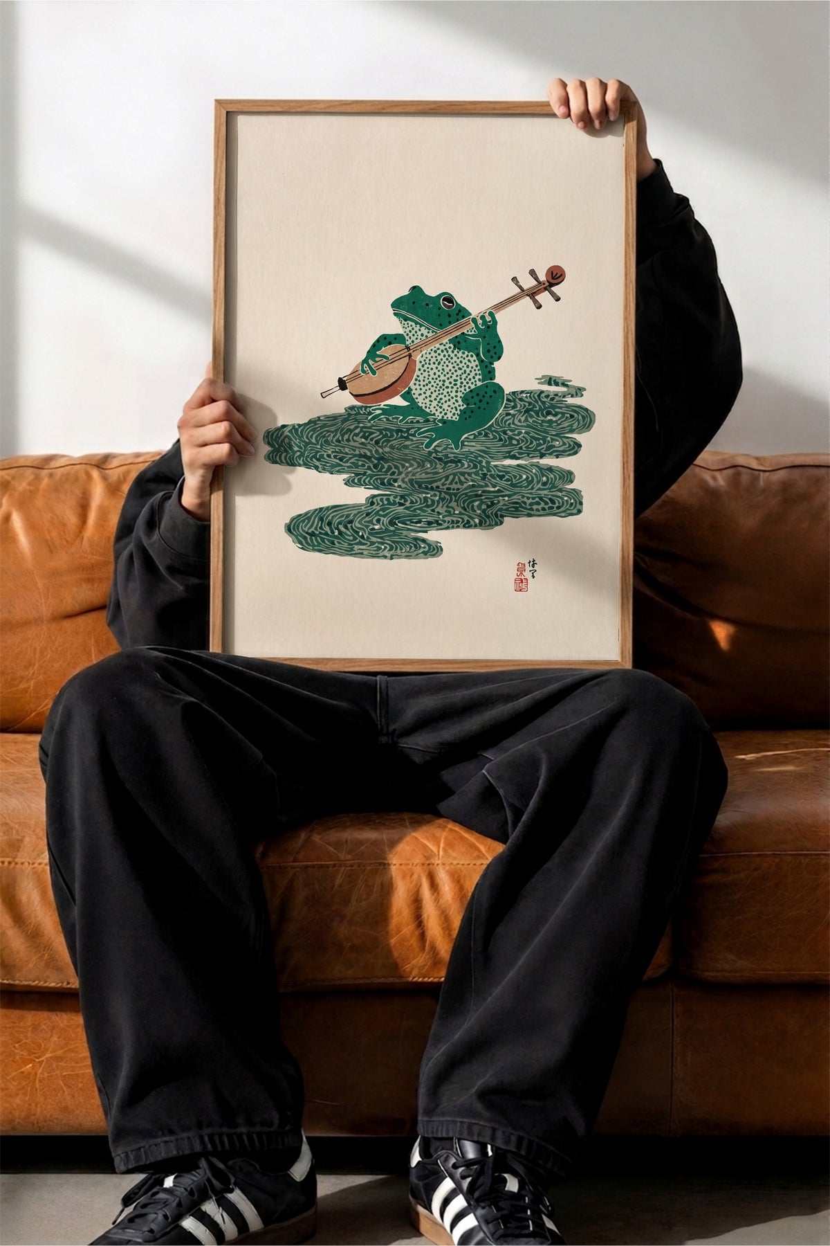 Şamisen Çalan Kurbağa Poster – Ahşap Çerçeveli Tablo