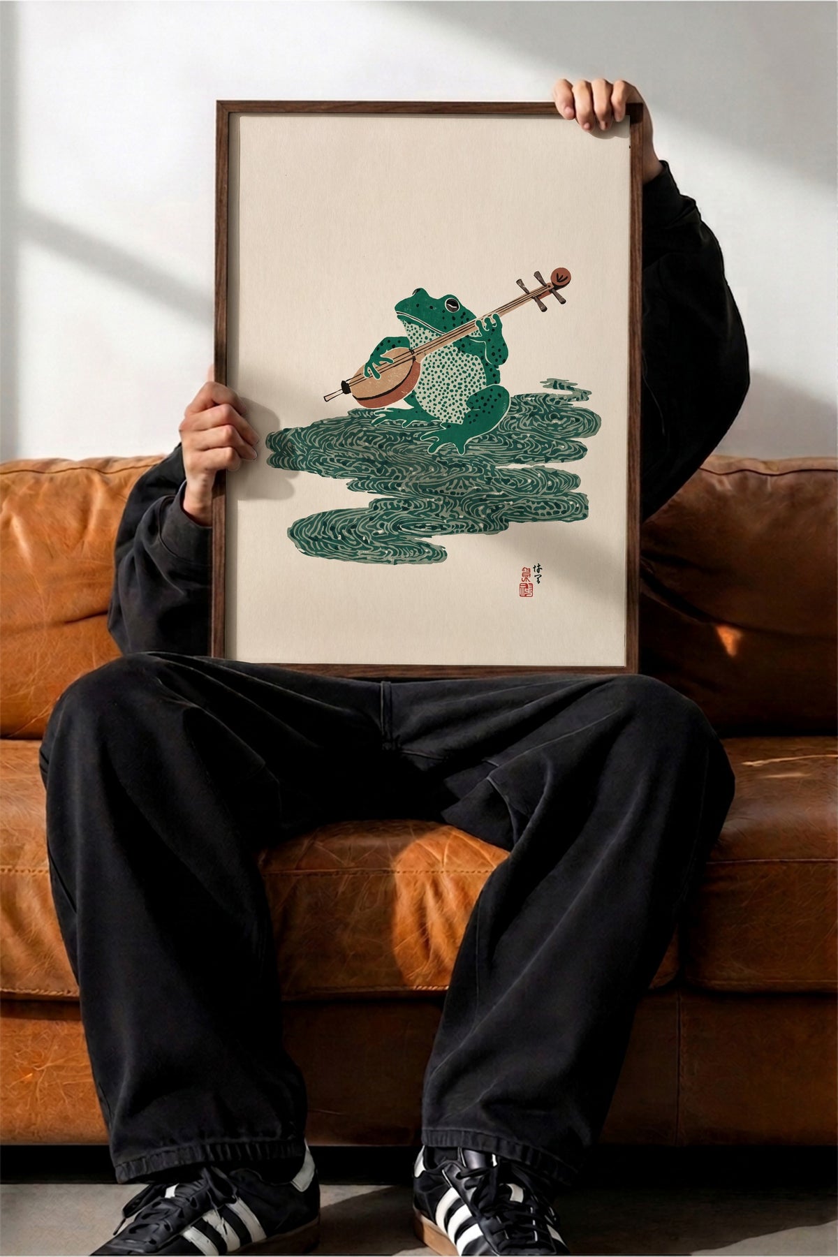 Şamisen Çalan Kurbağa Poster – Kahverengi Çerçeveli Tablo