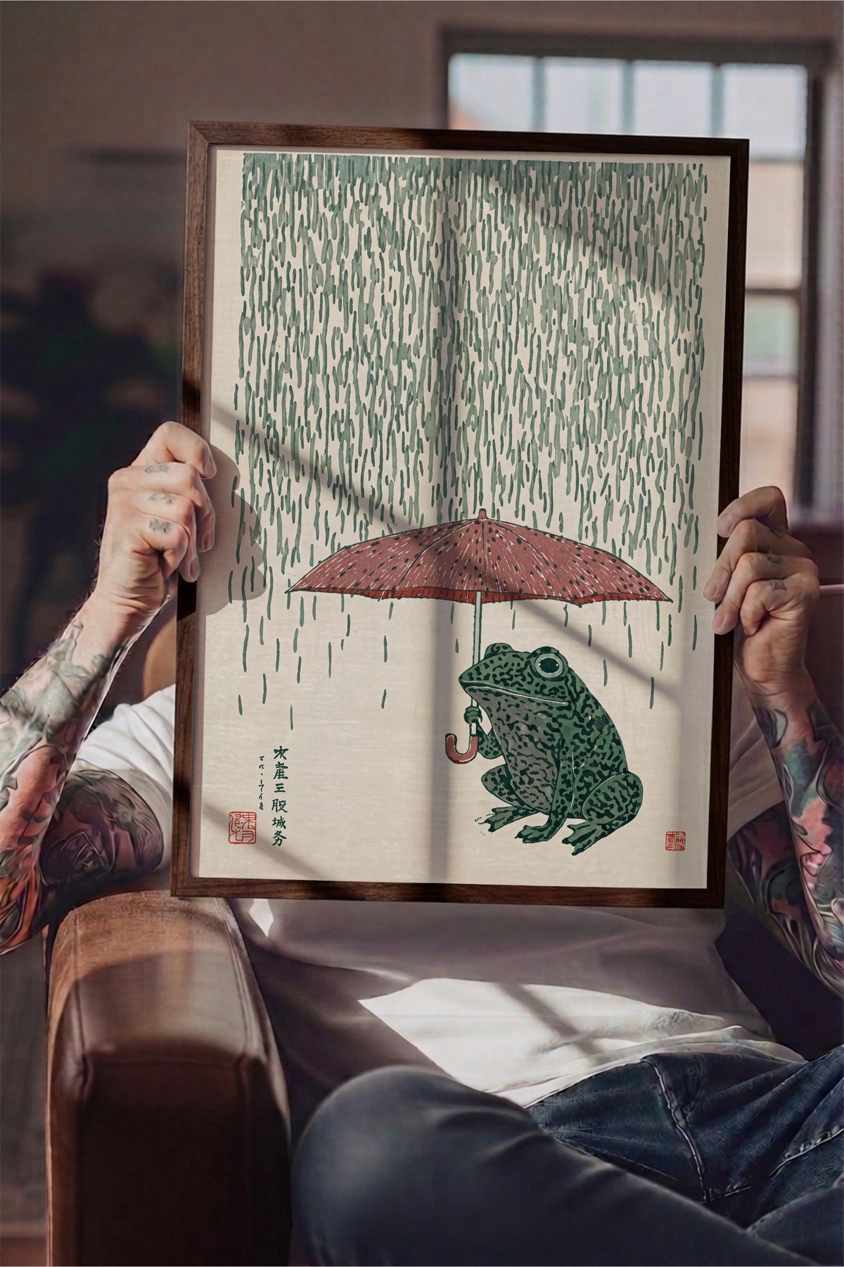Yağmurda Şemsiyeli Kurbağa Poster – Kahverengi Çerçeveli Tablo