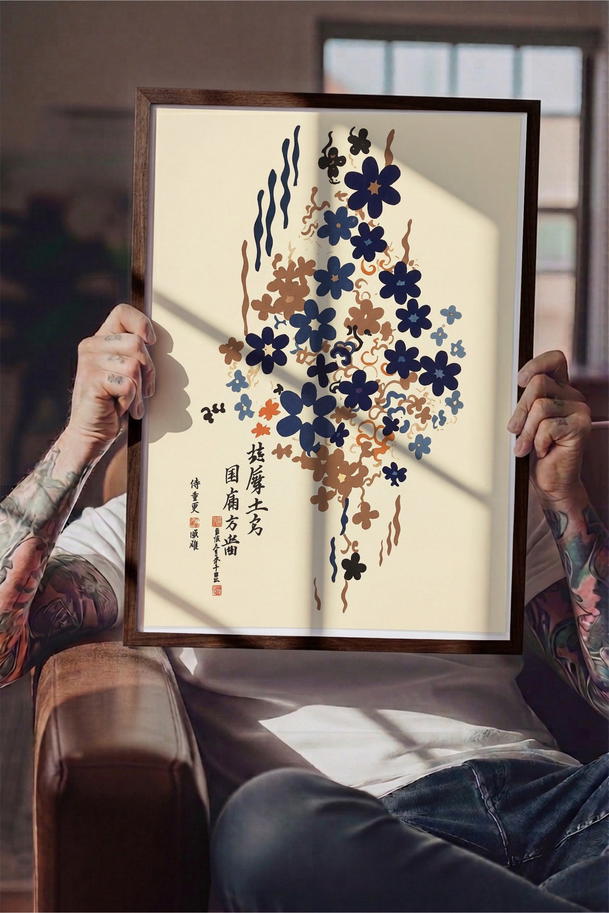 Lacivert Çiçek Deseni ve Japon Kaligrafisi Poster – Kahverengi Çerçeveli Tablo
