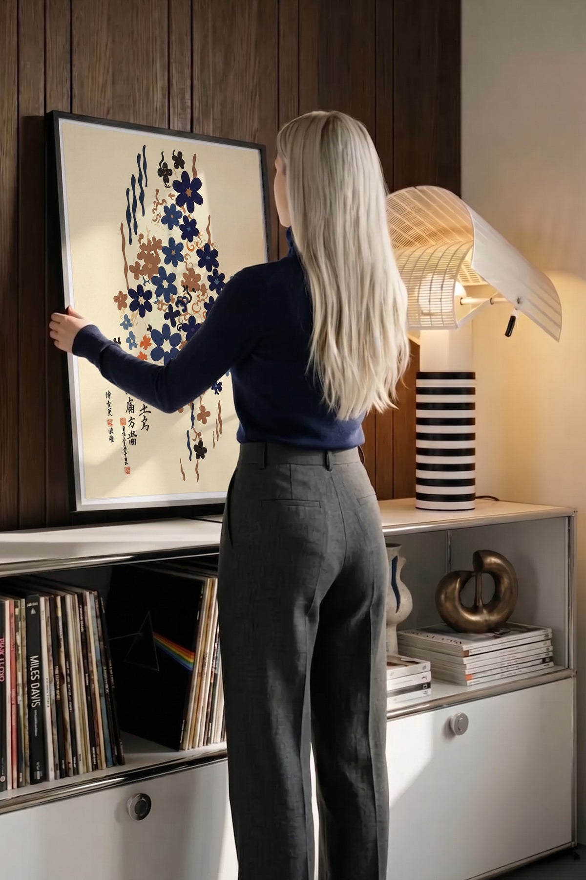 Lacivert Çiçek Deseni ve Japon Kaligrafisi Poster – Siyah Çerçeveli Tablo