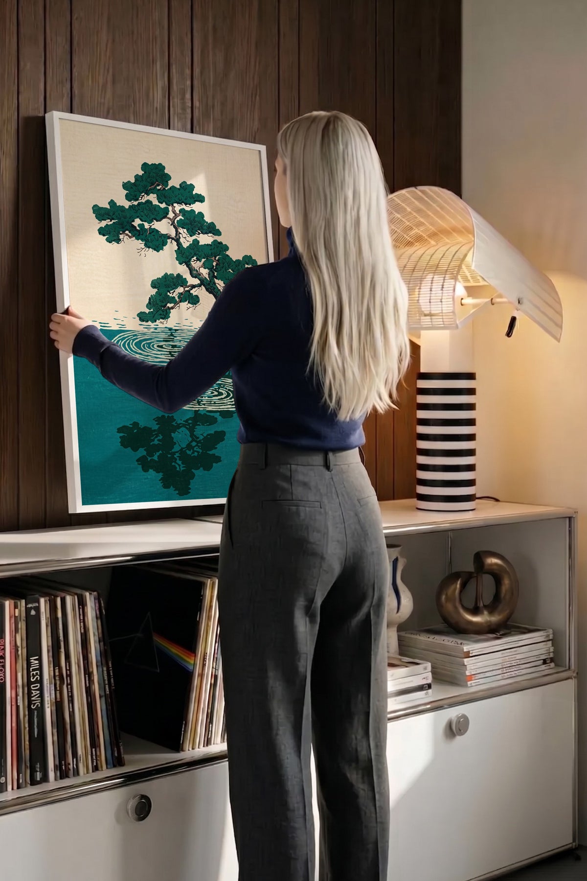 Suda Yansıyan Çam Ağacı Poster – Beyaz Çerçeveli Tablo
