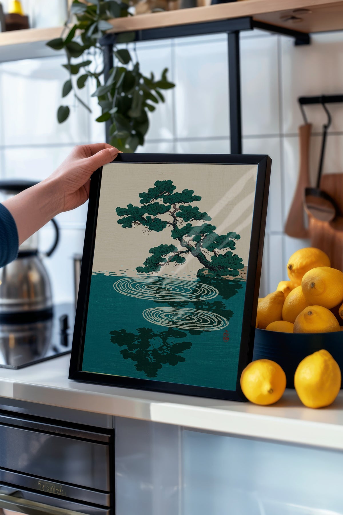 Suda Yansıyan Çam Ağacı Poster – Siyah Çerçeveli Tablo