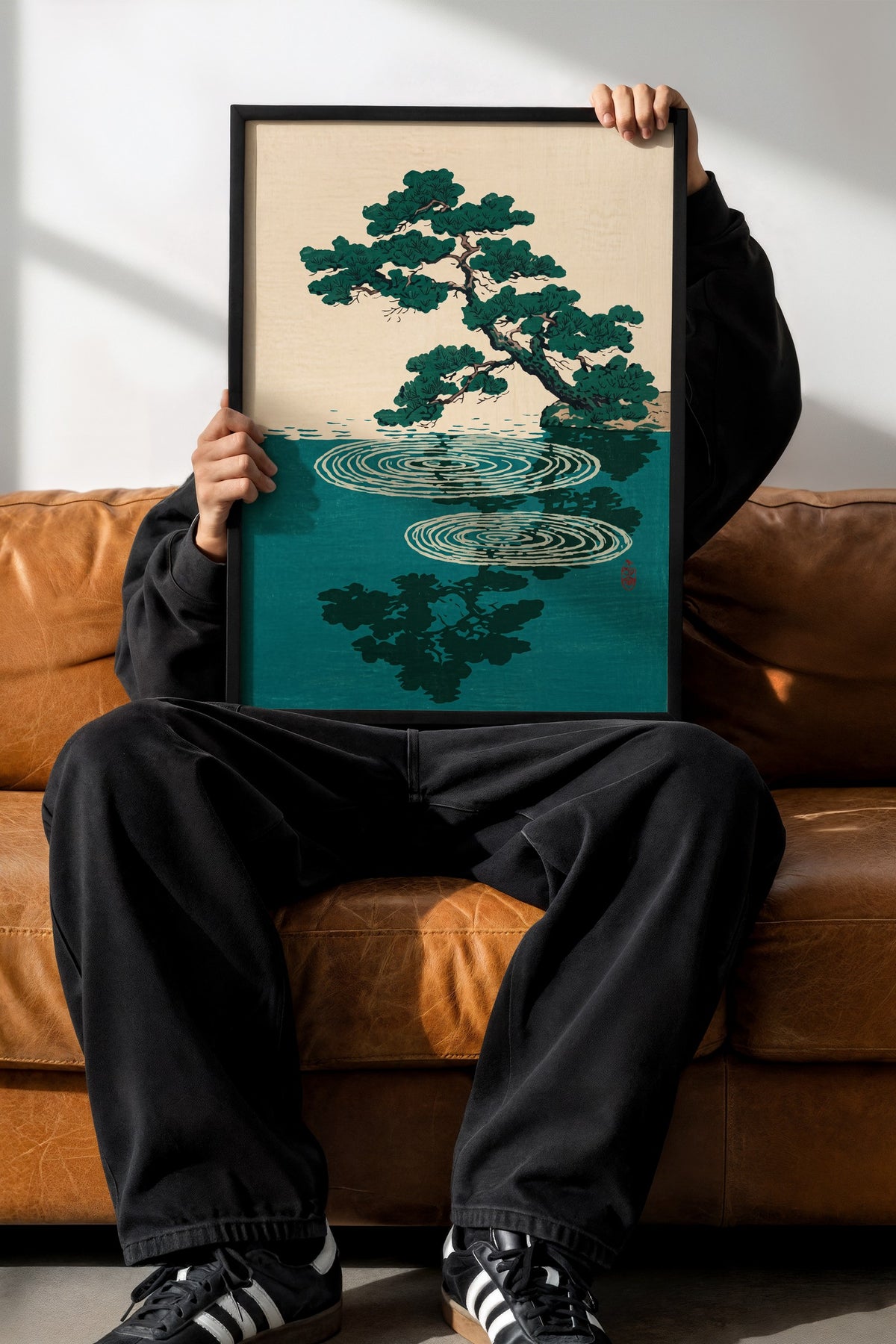 Suda Yansıyan Çam Ağacı Poster – Siyah Çerçeveli Tablo
