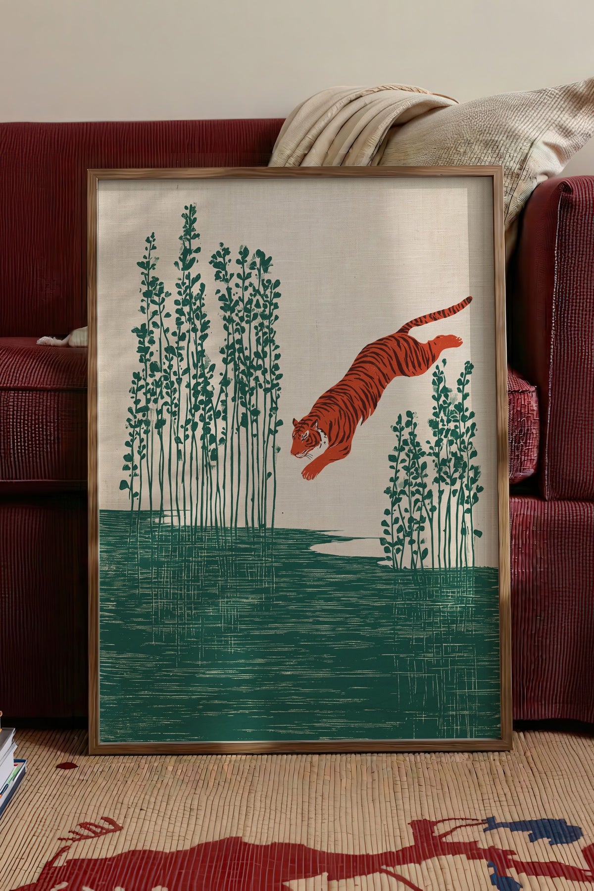 Sıçrayan Kaplan ve Sazlık Poster – Kahverengi Çerçeveli Tablo
