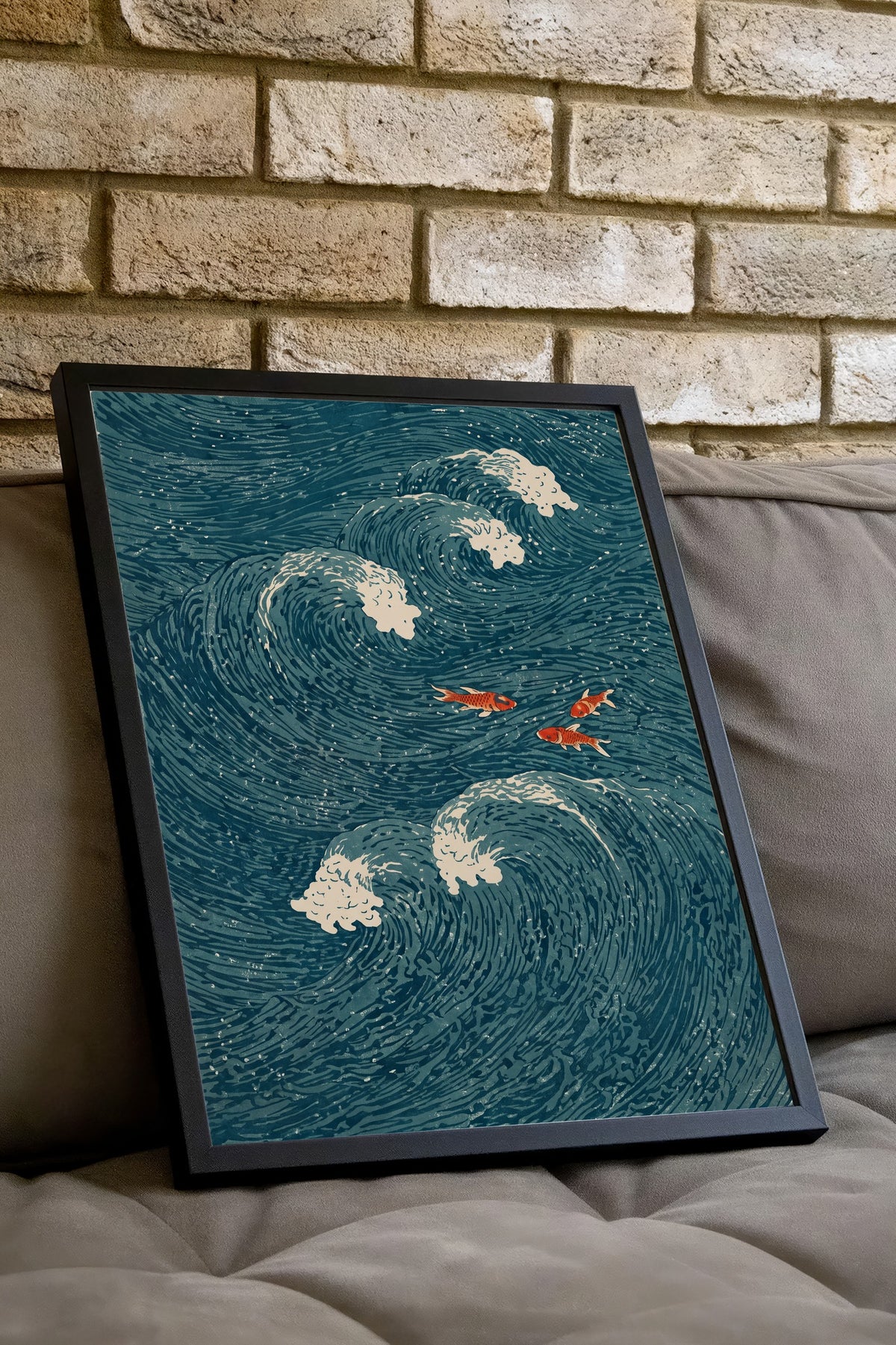 Dalgalar Arasında Japon Balıkları Poster – Siyah Çerçeveli Tablo