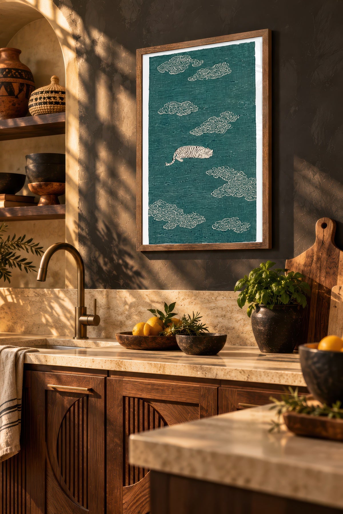 Bulutlar Arasında Kaplan Poster – Kahverengi Çerçeveli Tablo
