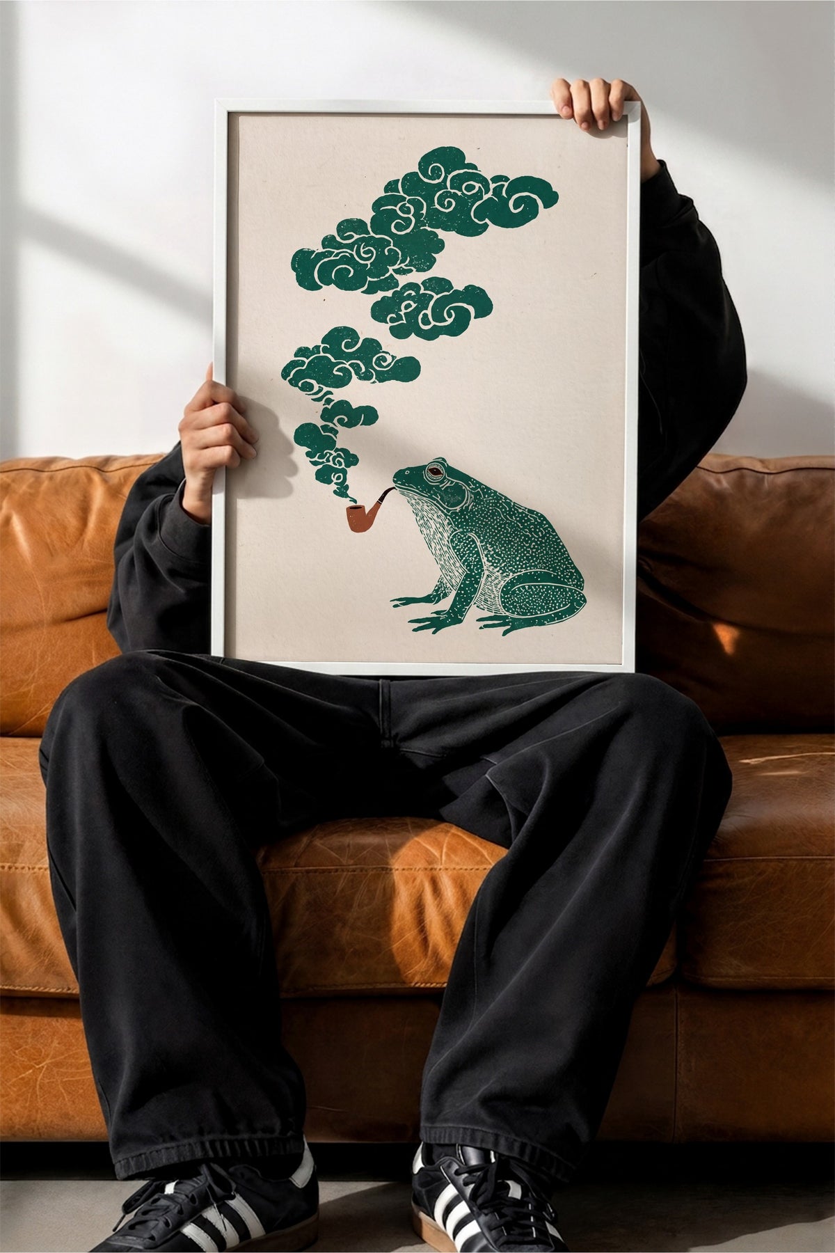 Pipolu Kurbağa ve Bulut Dumanı Poster – Beyaz Çerçeveli Tablo