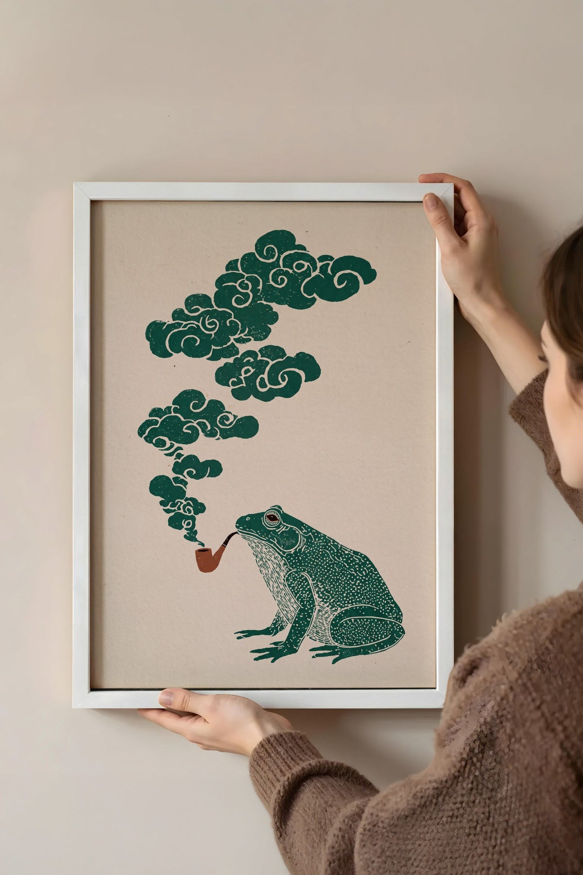 Pipolu Kurbağa ve Bulut Dumanı Poster – Beyaz Çerçeveli Tablo