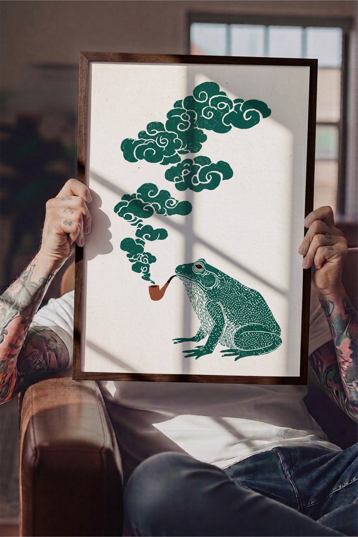 Pipolu Kurbağa ve Bulut Dumanı Poster – Kahverengi Çerçeveli Tablo