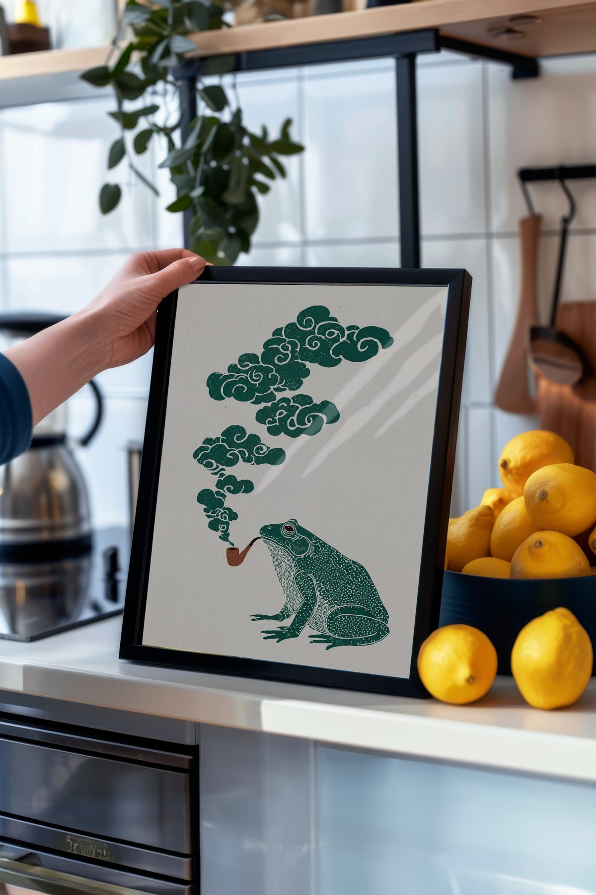 Pipolu Kurbağa ve Bulut Dumanı Poster – Siyah Çerçeveli Tablo
