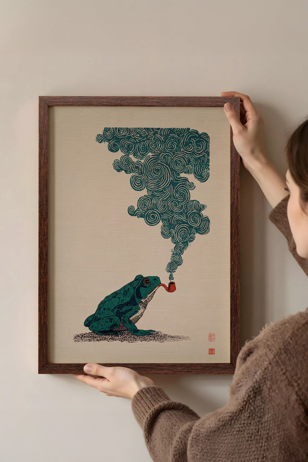 Pipo İçen Kurbağa Poster – Kahverengi Çerçeveli Tablo