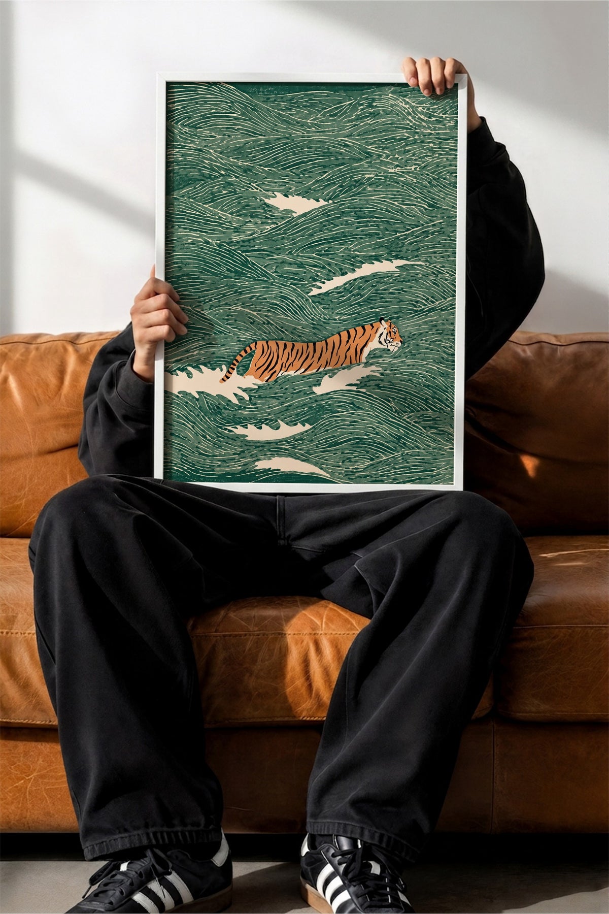 Dalgalarda Kaplan Poster – Beyaz Çerçeveli Tablo