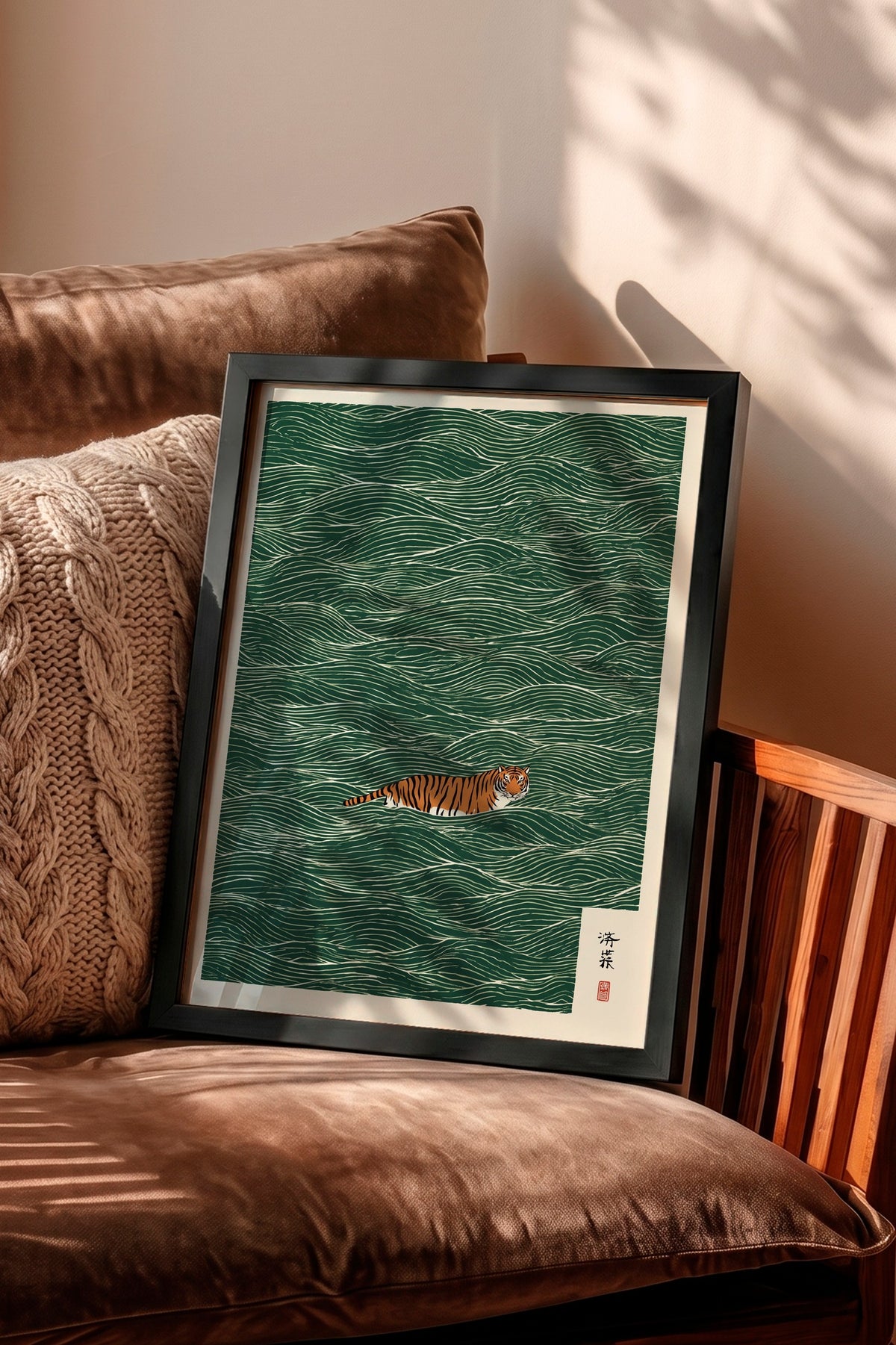 Yeşil Dalgalarda Kaplan Poster – Siyah Çerçeveli Tablo
