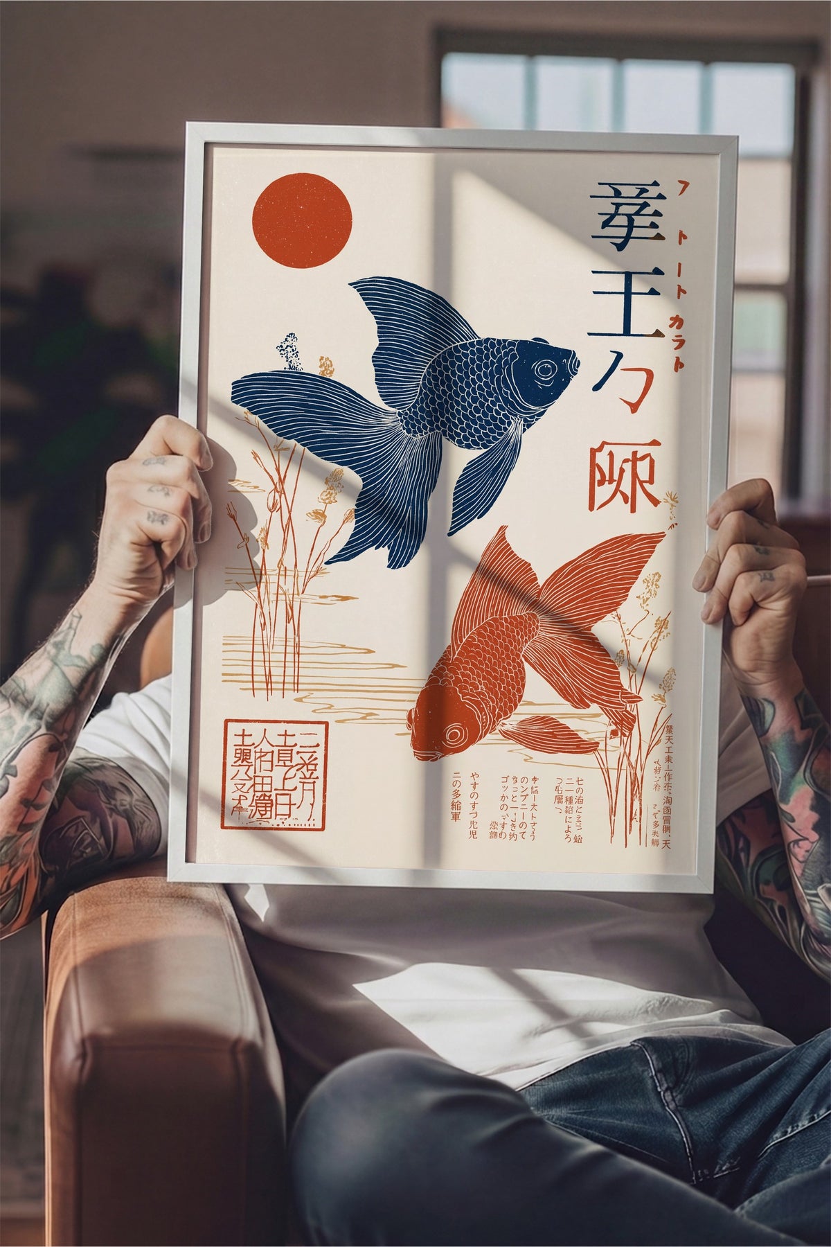 Japon Balıkları ve Kızıl Güneş Poster – Beyaz Çerçeveli Tablo