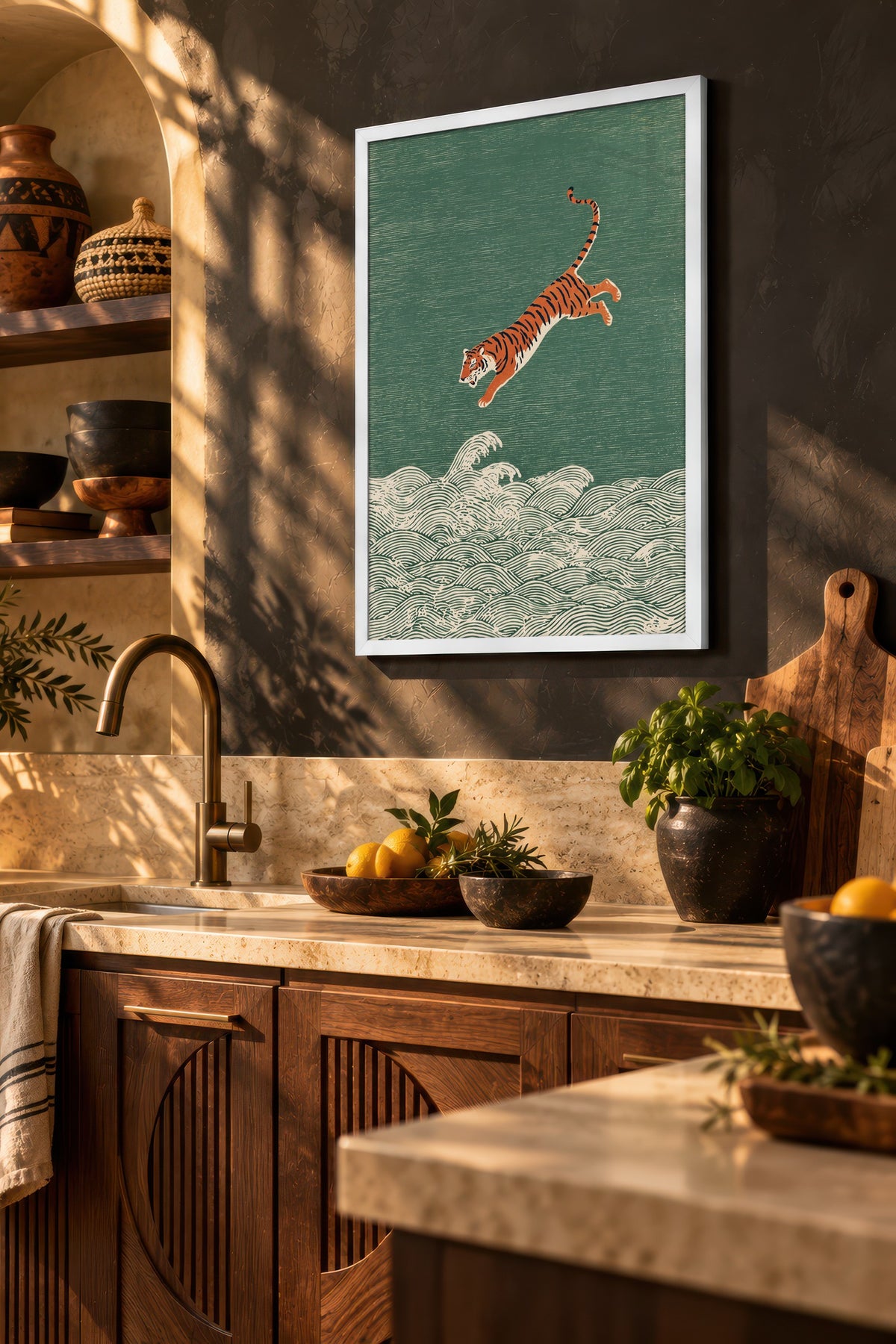 Dalgalar Üzerinde Sıçrayan Kaplan Poster – Beyaz Çerçeveli Tablo
