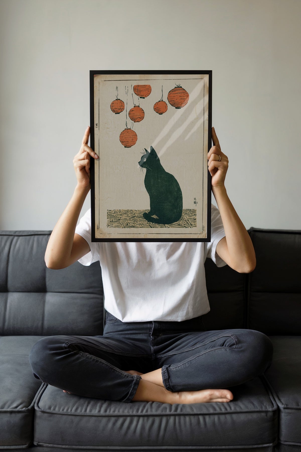 Fenerler Altında Kedi Poster – Siyah Çerçeveli Tablo