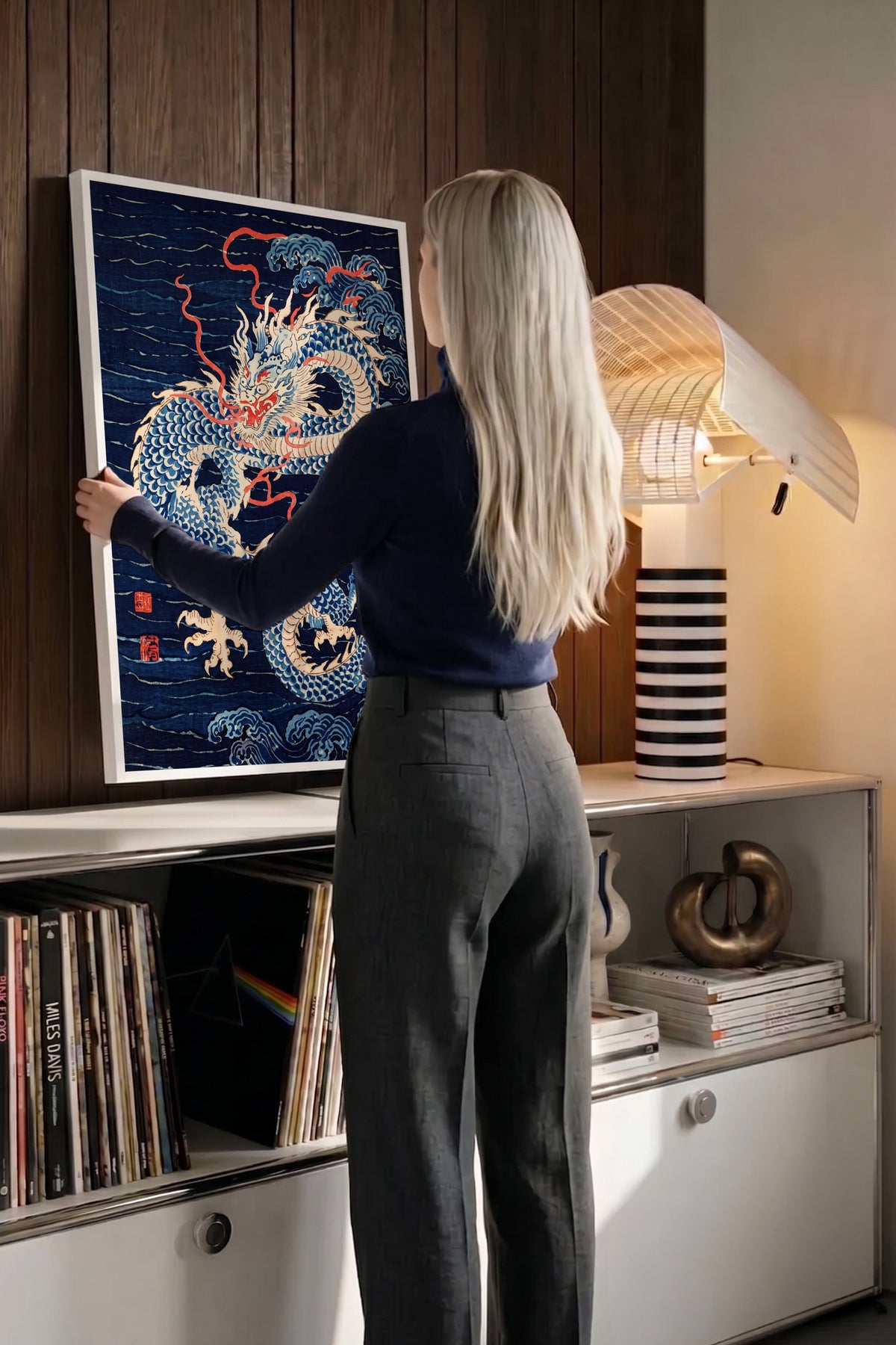 Dalgalarda Ejderha Poster – Beyaz Çerçeveli Tablo