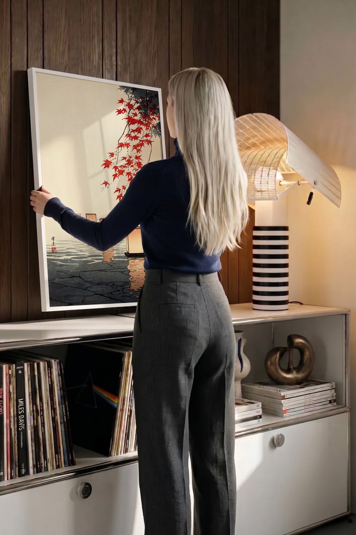 Kızıl Akçaağaç Dalı ve Su Üzerinde Fenerler Poster – Beyaz Çerçeveli Tablo
