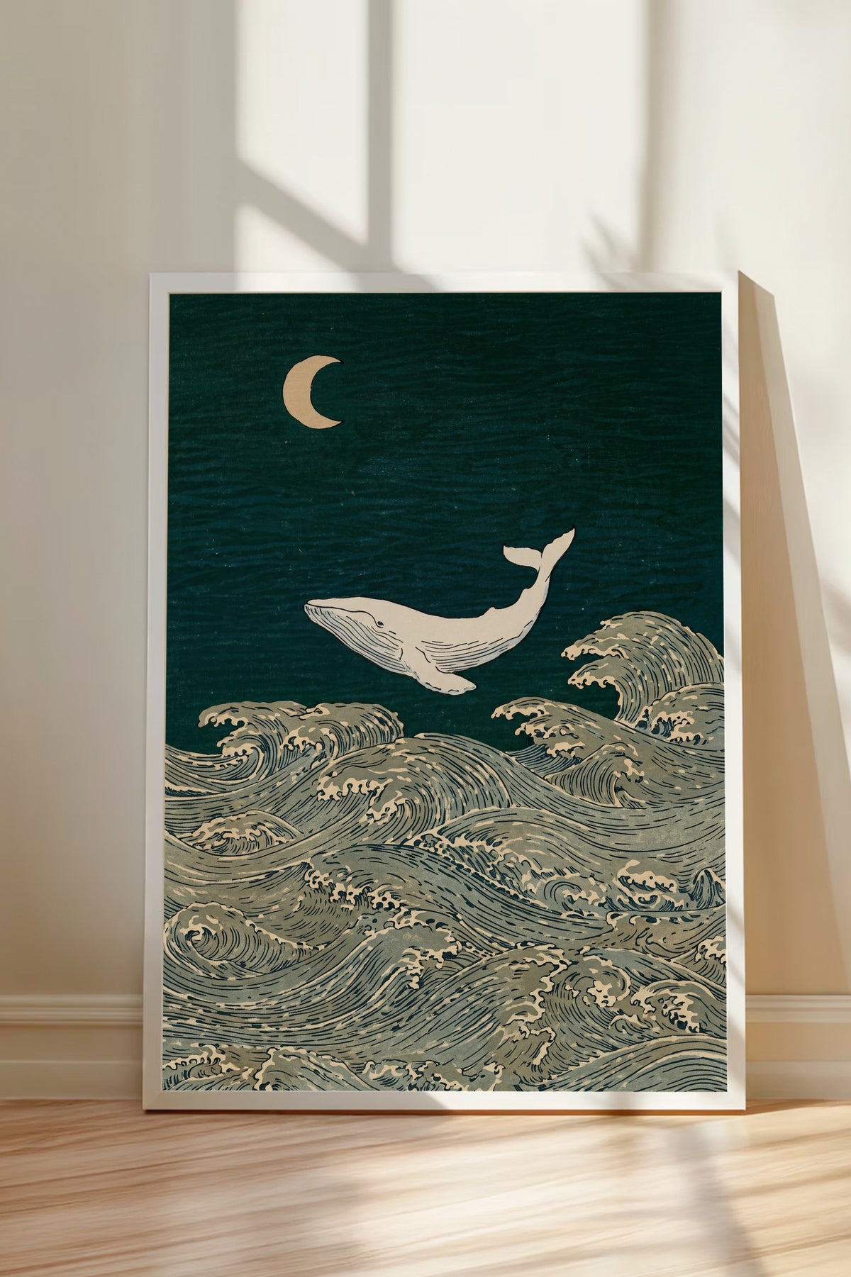 Ay Işığında Balina ve Dalgalar Poster – Beyaz Çerçeveli Tablo
