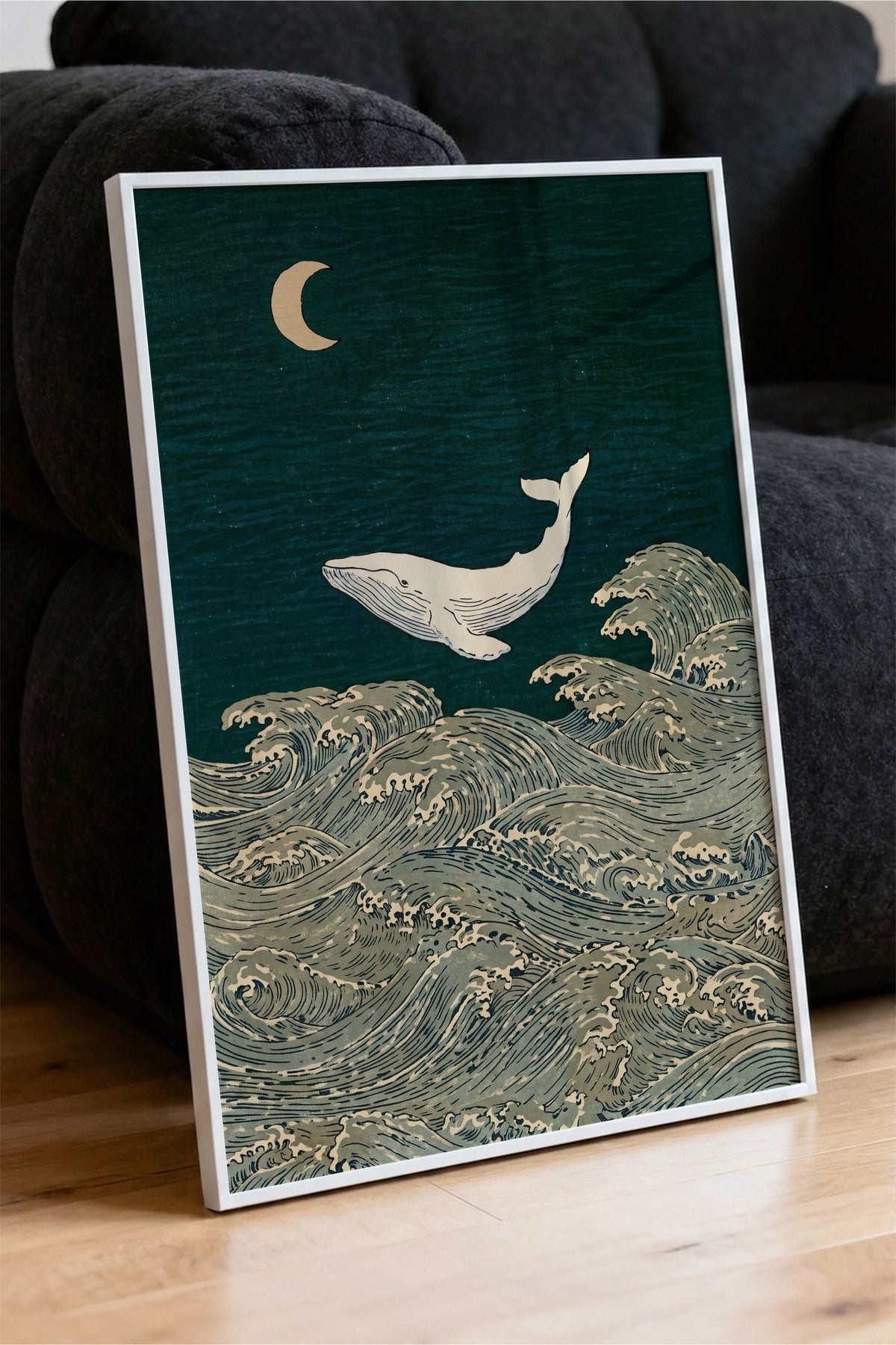 Ay Işığında Balina ve Dalgalar Poster – Beyaz Çerçeveli Tablo