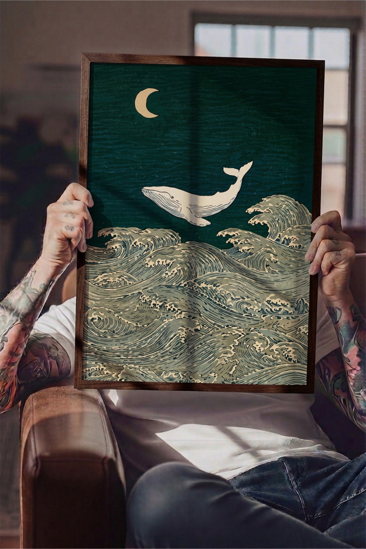 Ay Işığında Balina ve Dalgalar Poster – Kahverengi Çerçeveli Tablo