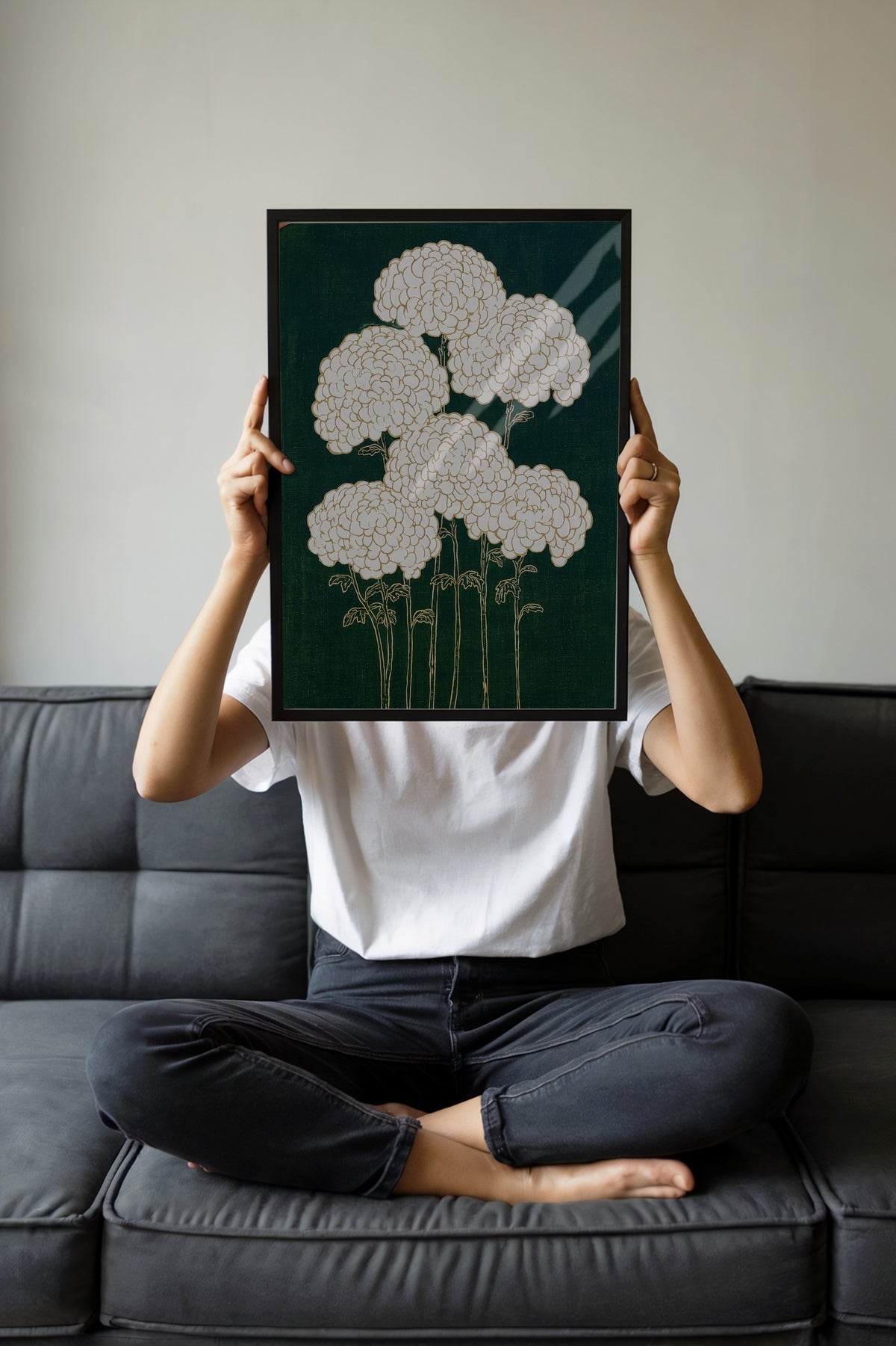 Koyu Zeminde Krizantem Kümeleri Poster – Siyah Çerçeveli Tablo