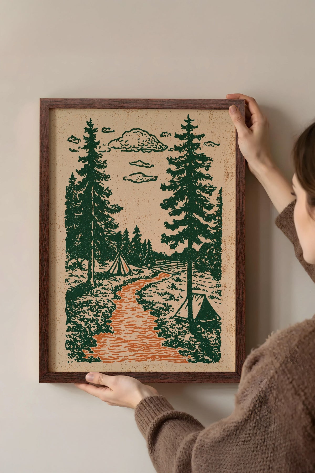 Ormanda Kamp Patikası Poster – Kahverengi Çerçeveli Tablo