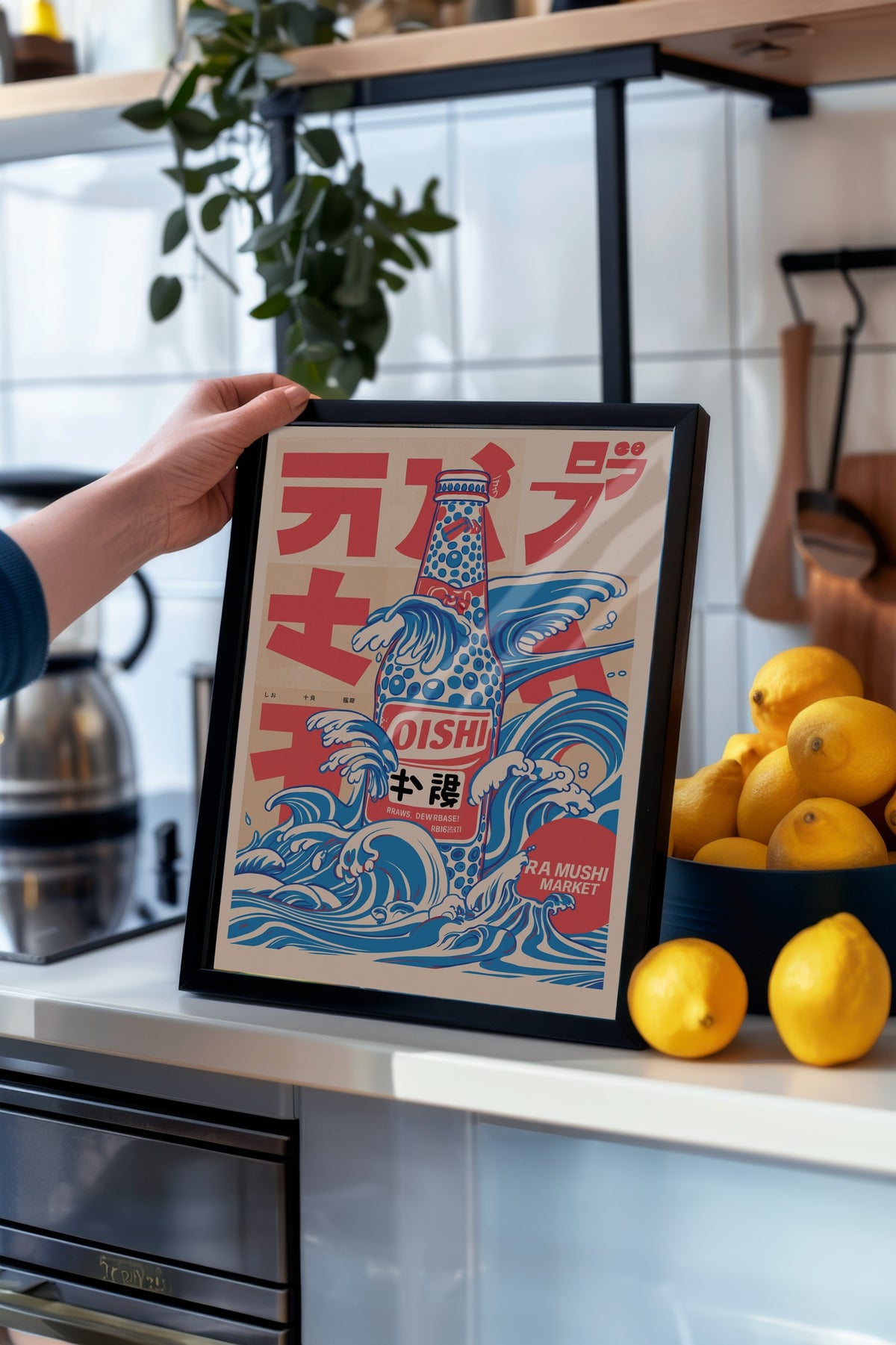 Dalgalı Oishi Şişesi Poster – Siyah Çerçeveli Tablo