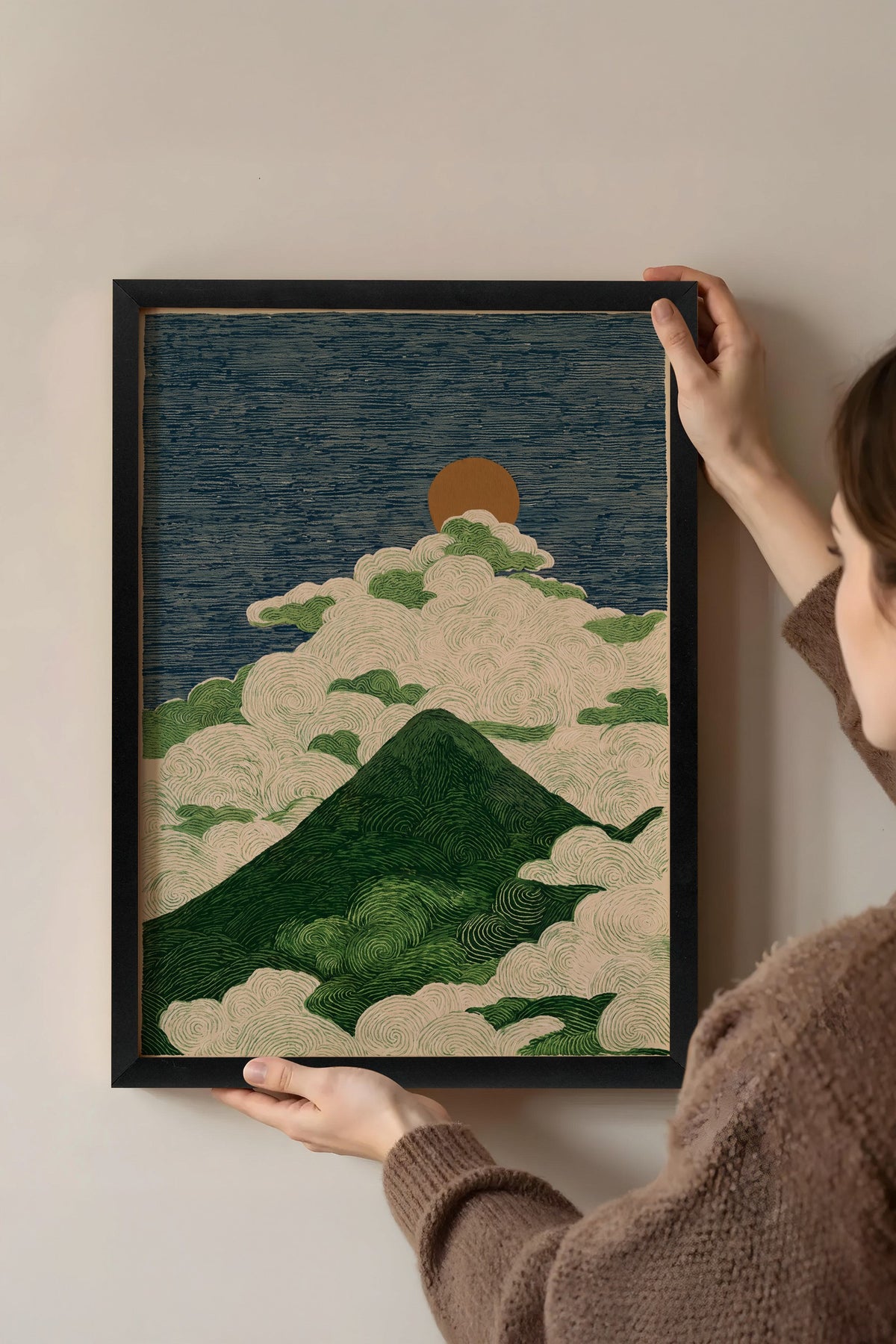 Bulutlar Üzerinde Dağ ve Güneş Poster – Siyah Çerçeveli Tablo