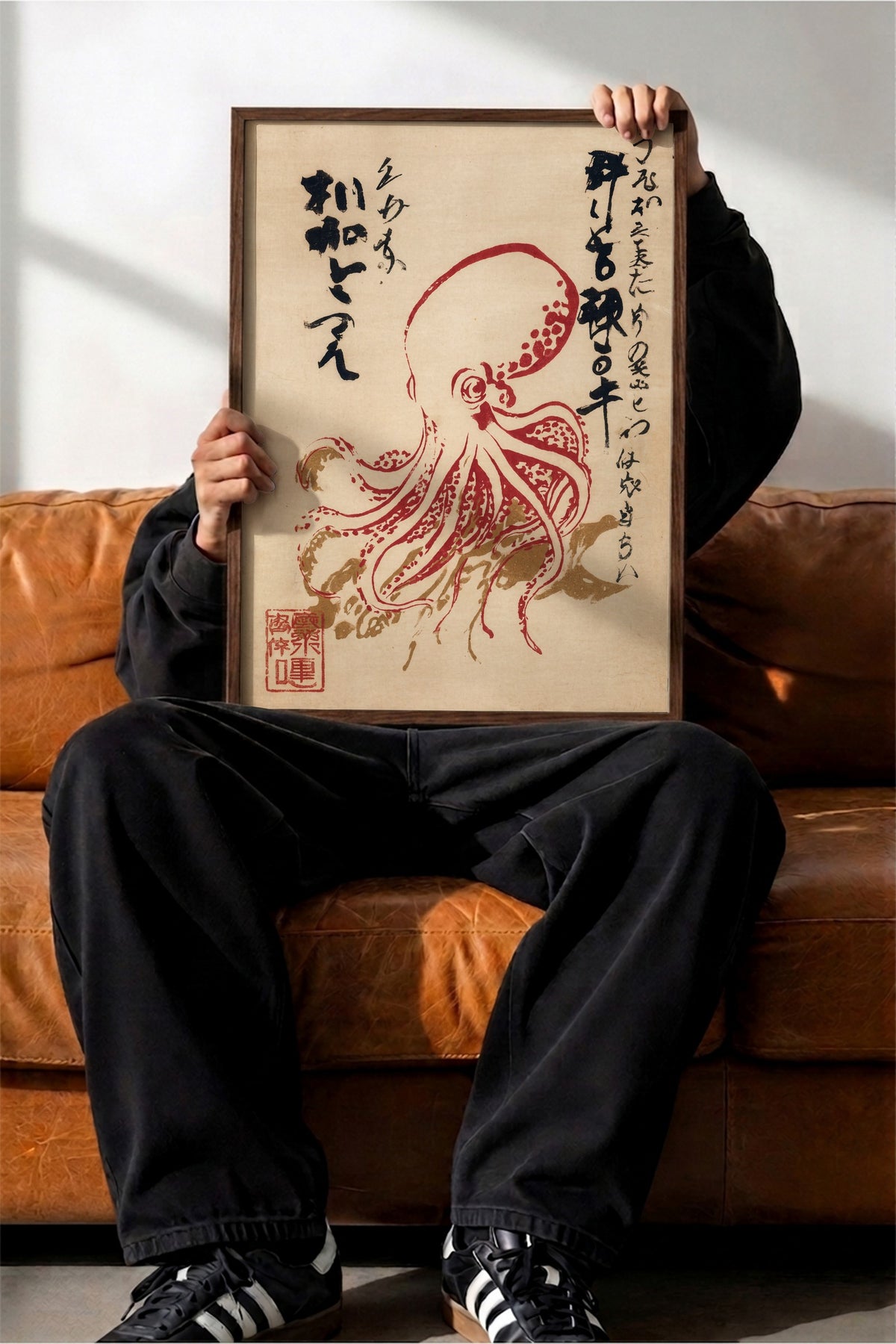 Ahtapot ve Japon Kaligrafisi Poster – Kahverengi Çerçeveli Tablo