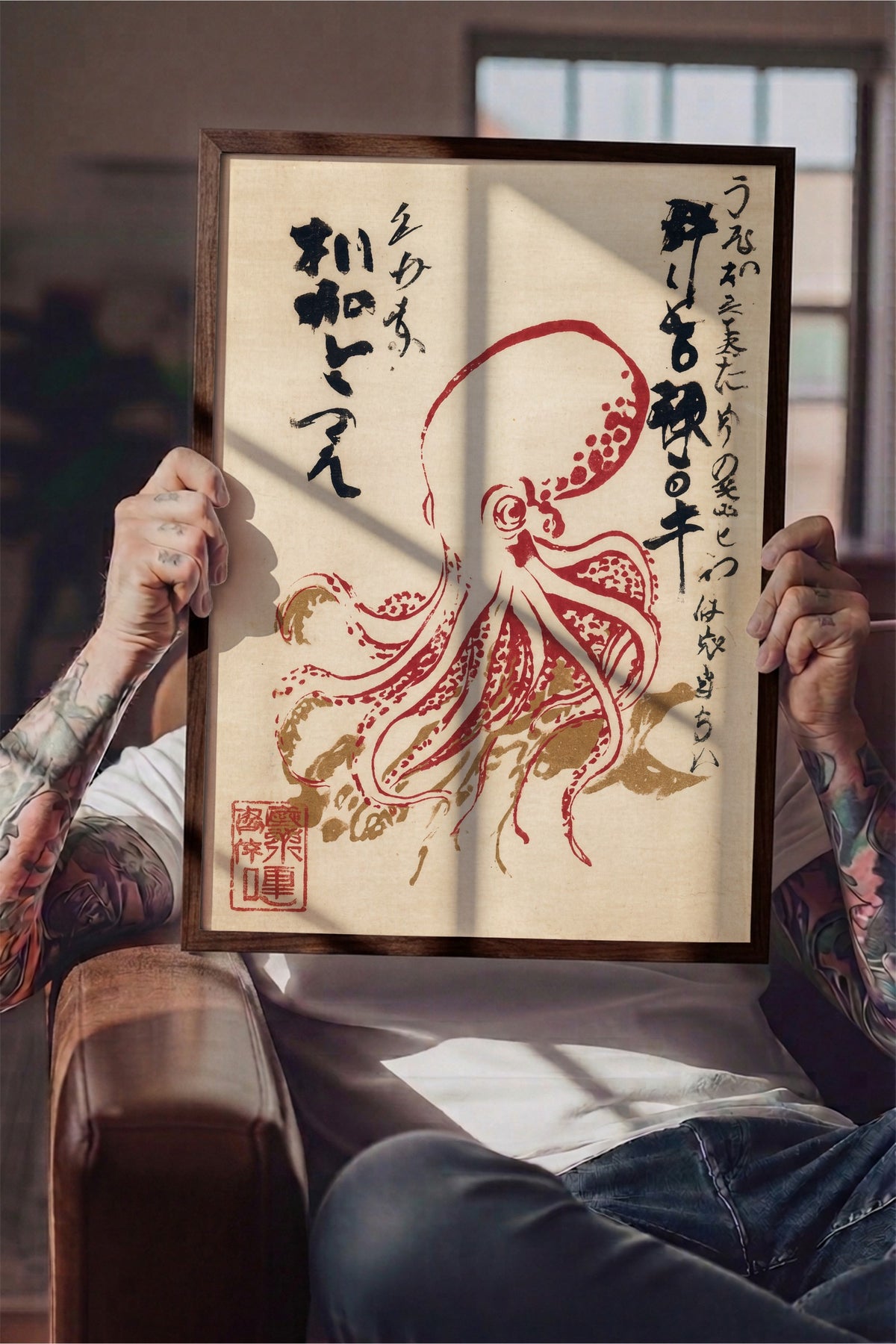 Ahtapot ve Japon Kaligrafisi Poster – Kahverengi Çerçeveli Tablo
