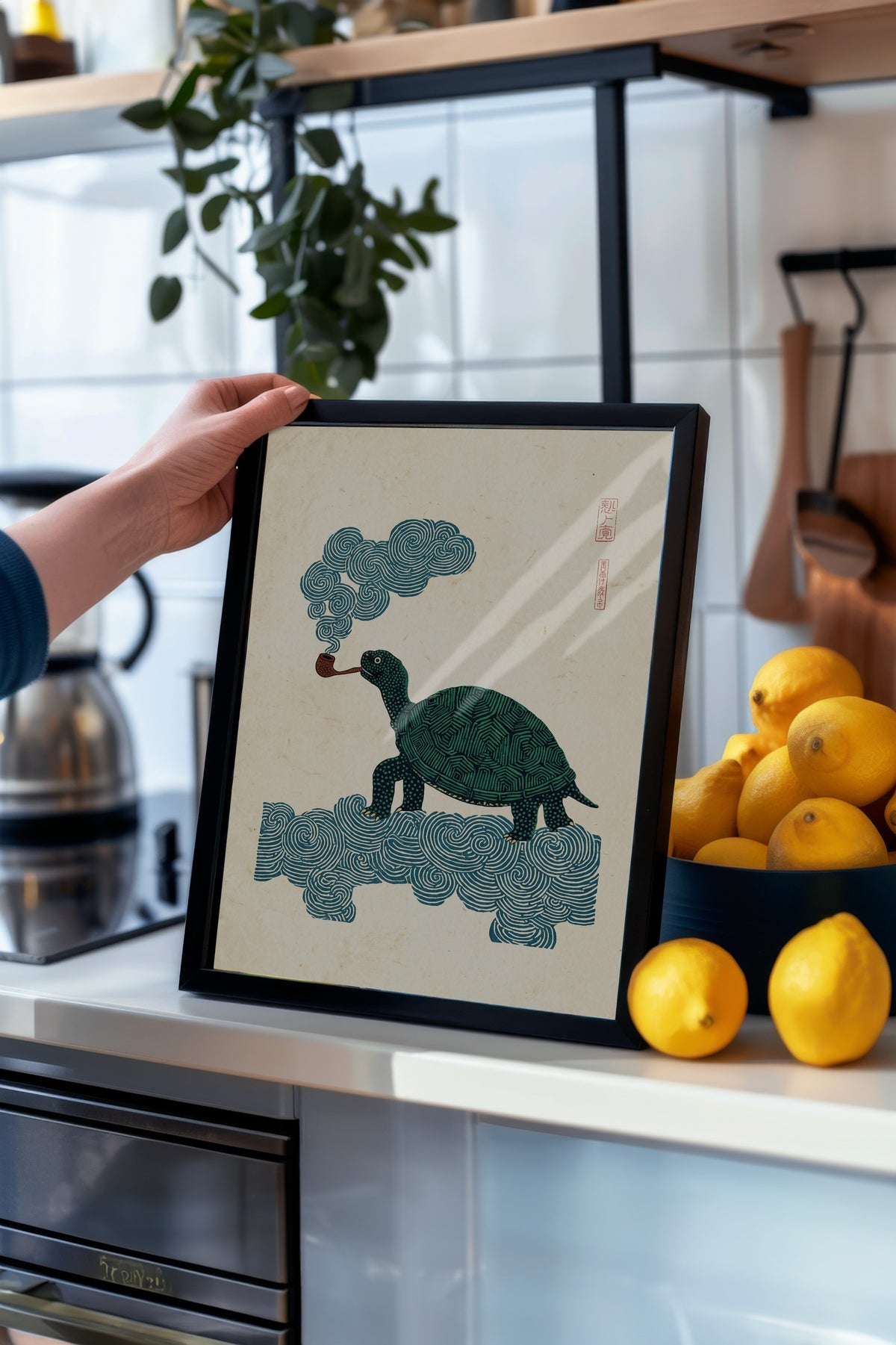 Pipo İçen Bilge Kaplumbağa Poster – Siyah Çerçeveli Tablo