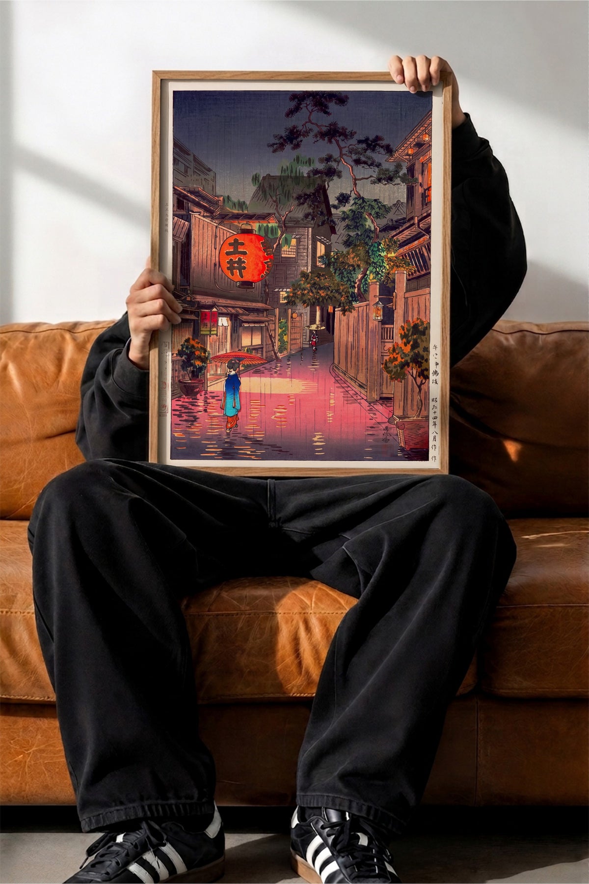 Yağmurlu Japon Sokağı Manzarası Poster – Ahşap Çerçeveli Tablo