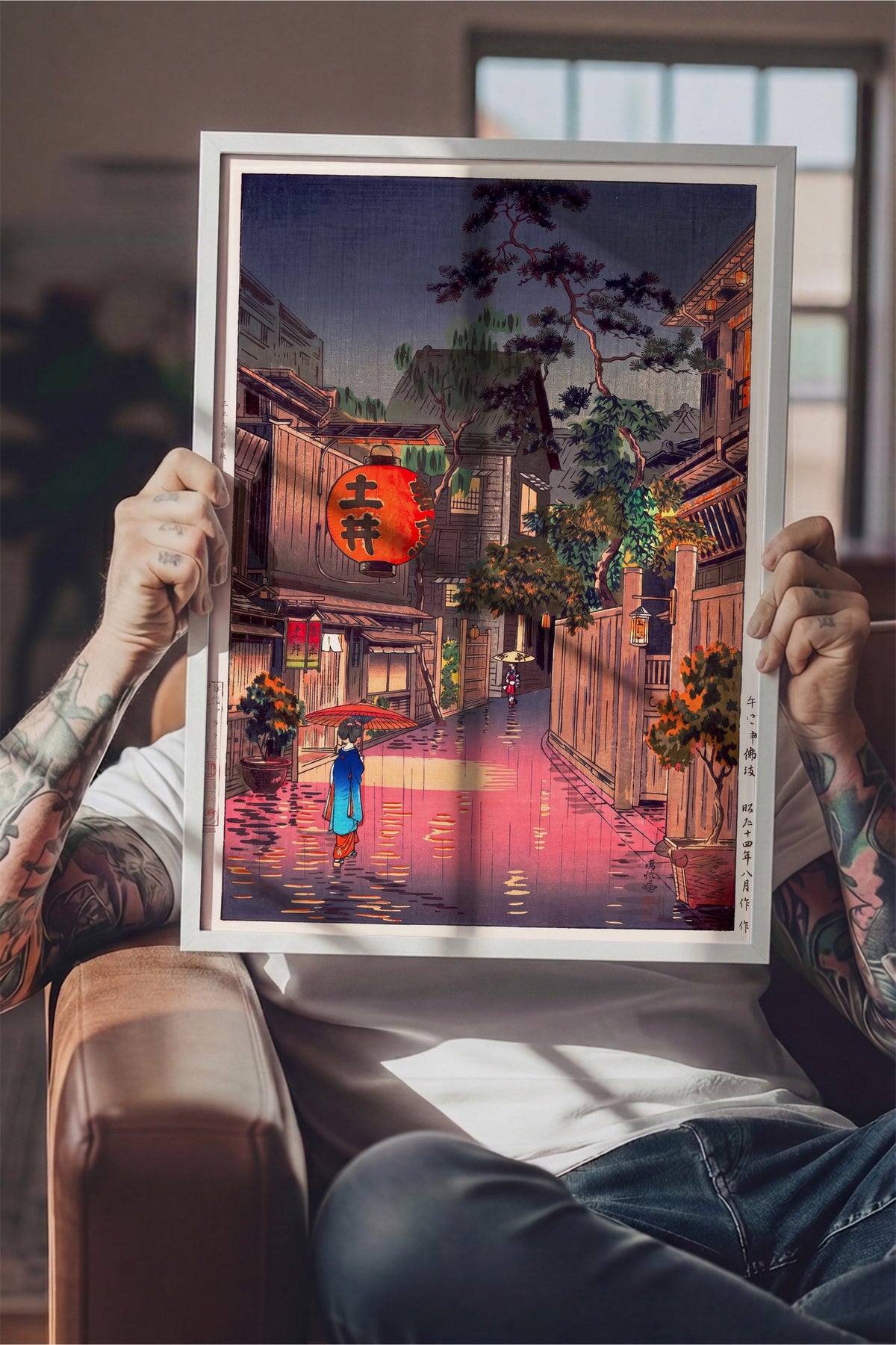 Yağmurlu Japon Sokağı Manzarası Poster – Beyaz Çerçeveli Tablo